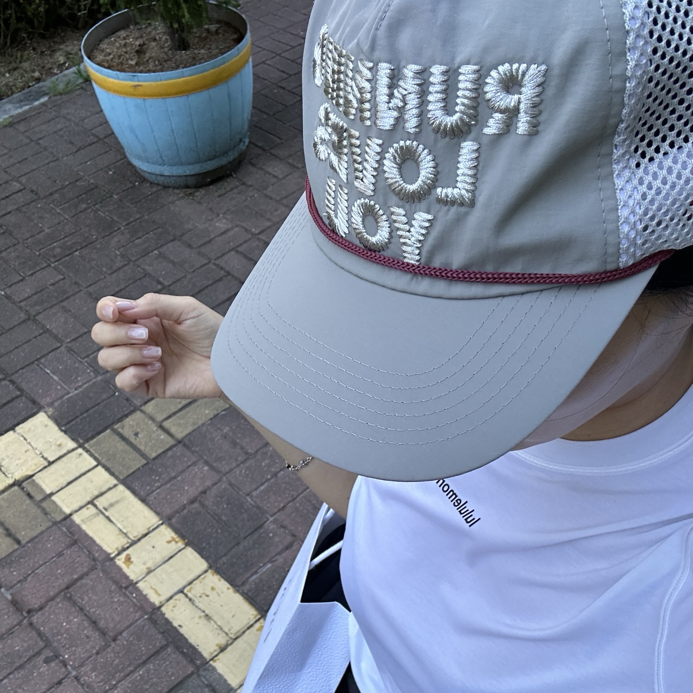Alex Zono Running Loves You Trucker Hat Silver 착용 스타일