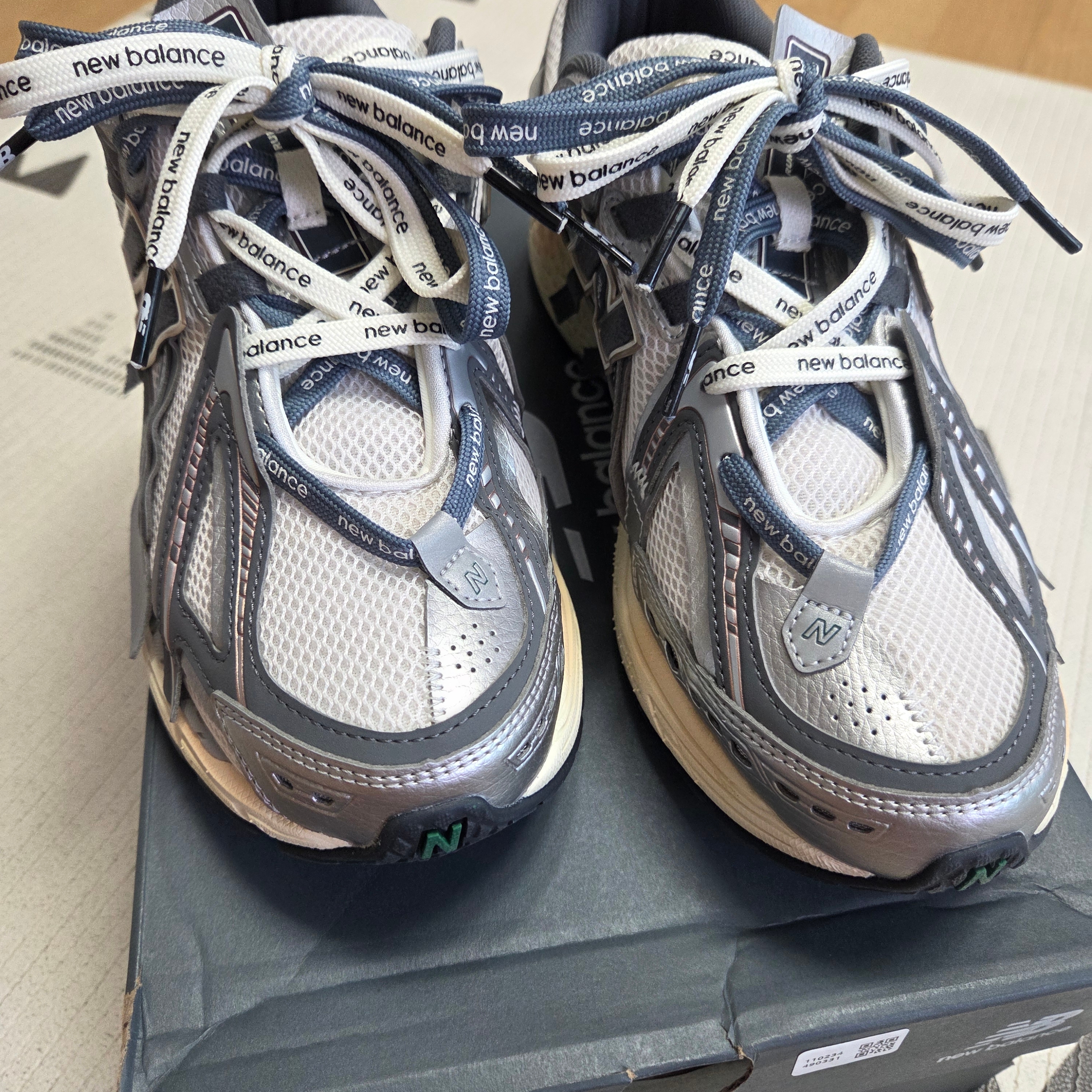 New Balance 1906A Silver Metallic Castlerock 착용 스타일