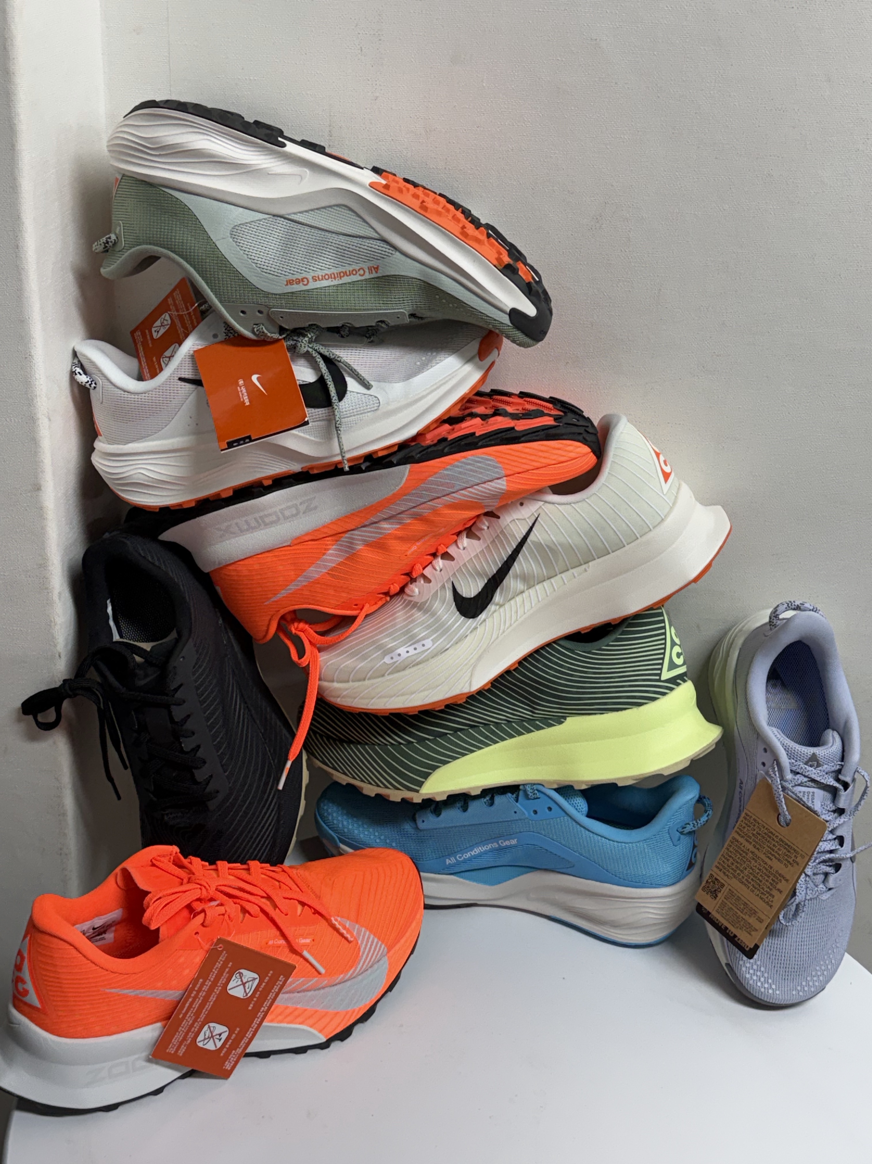 Nike ACG Ultrafly Trail Sail White Safety Orange, Nike ACG Ultrafly Trail Hyper Crimson Total Orange 착용 스타일 - 1