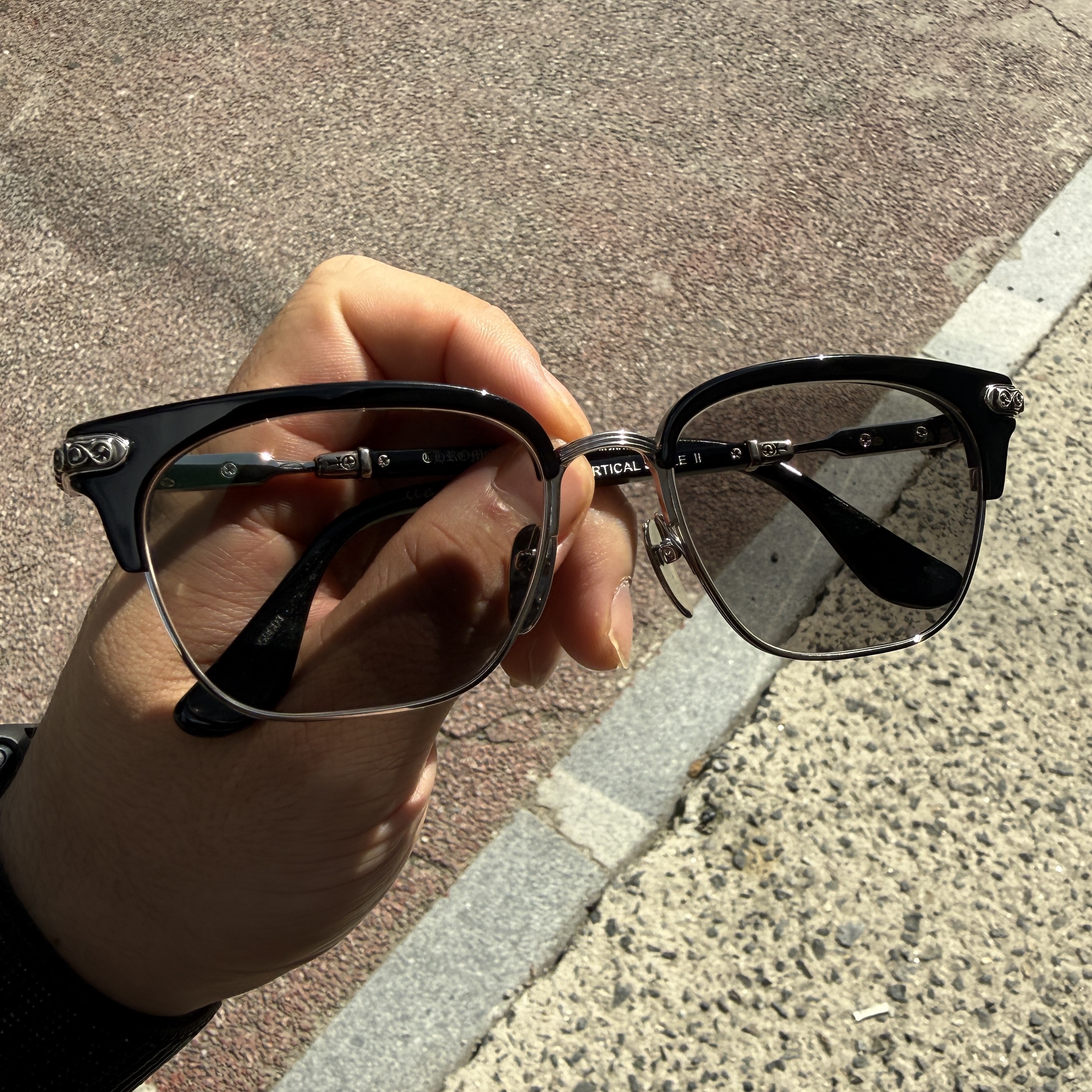 Chrome Hearts Vertical Smile II Black Shiny Silver 착용 스타일
