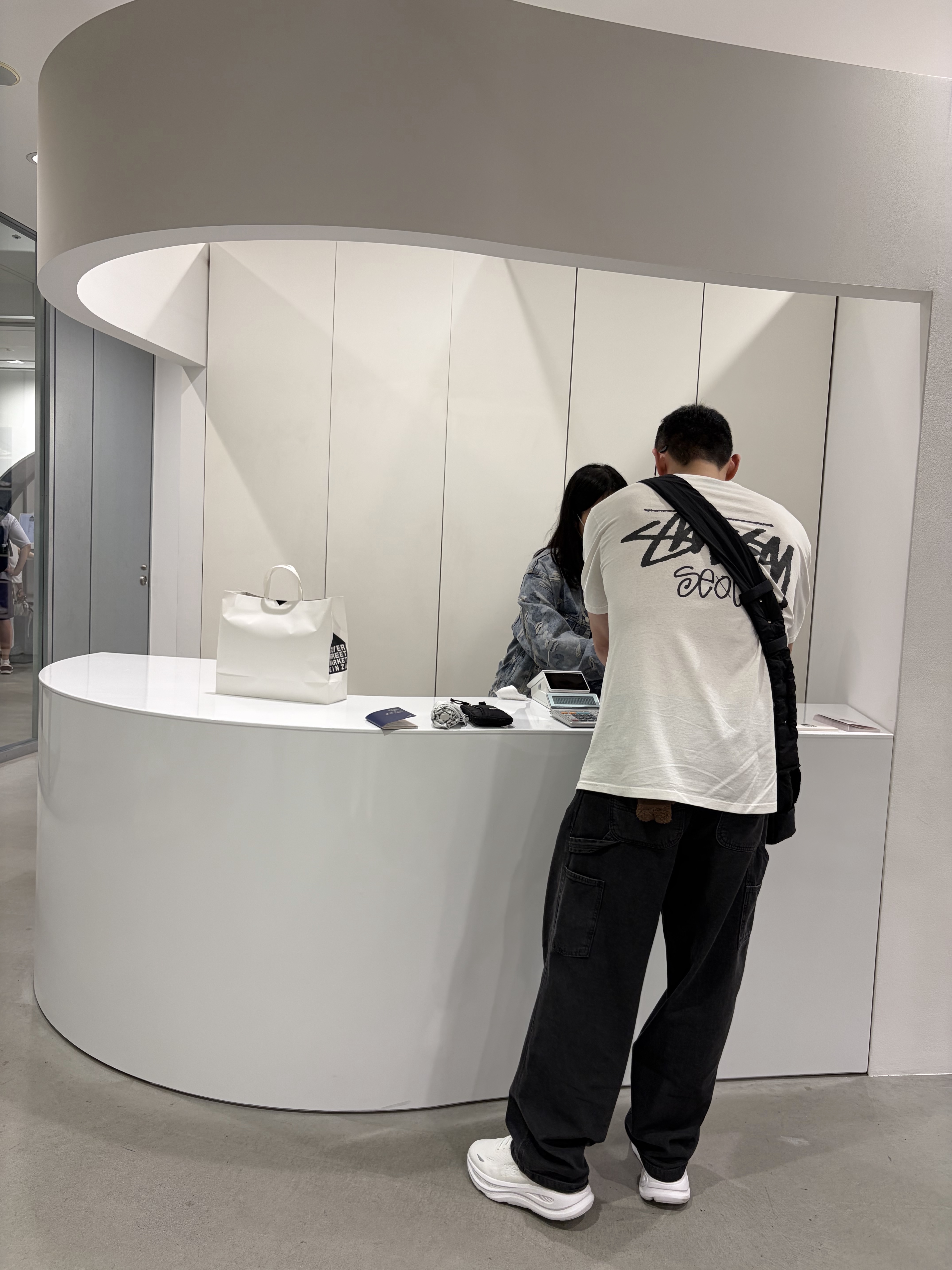 Stussy Stock Seoul T-Shirt White, Bottega Veneta Large Padded Tech Cassette Black 착용 스타일 - 2