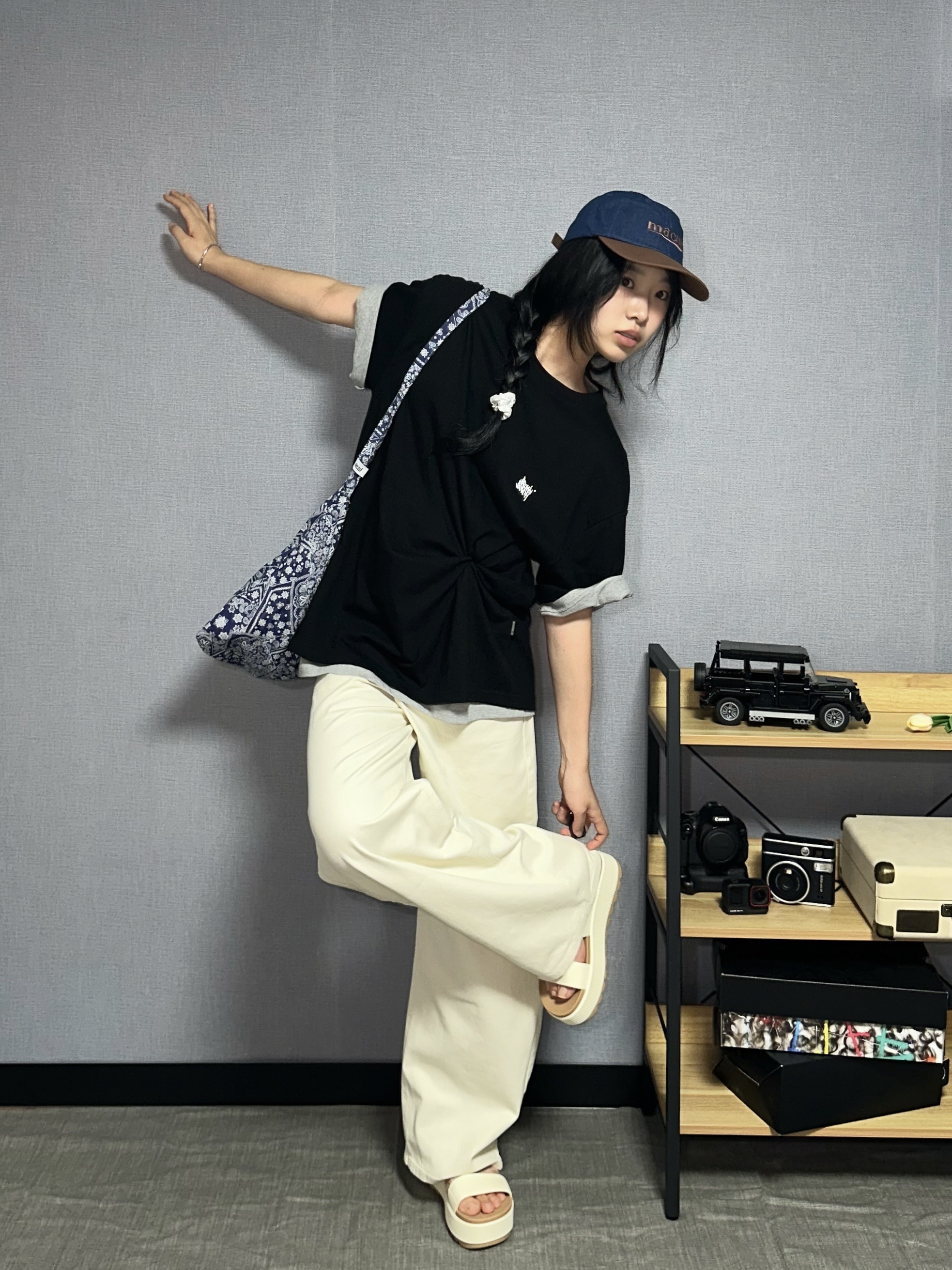 MACNI Paisley Eco Cross Bag Navy 착용 스타일 - 6