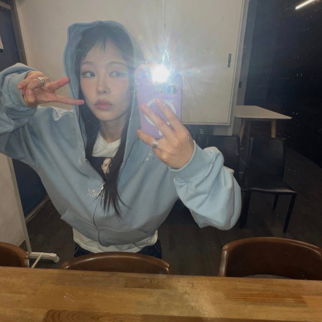 XENOREPORT WHY Sober Dude Hoodie Sky Blue 착용 스타일