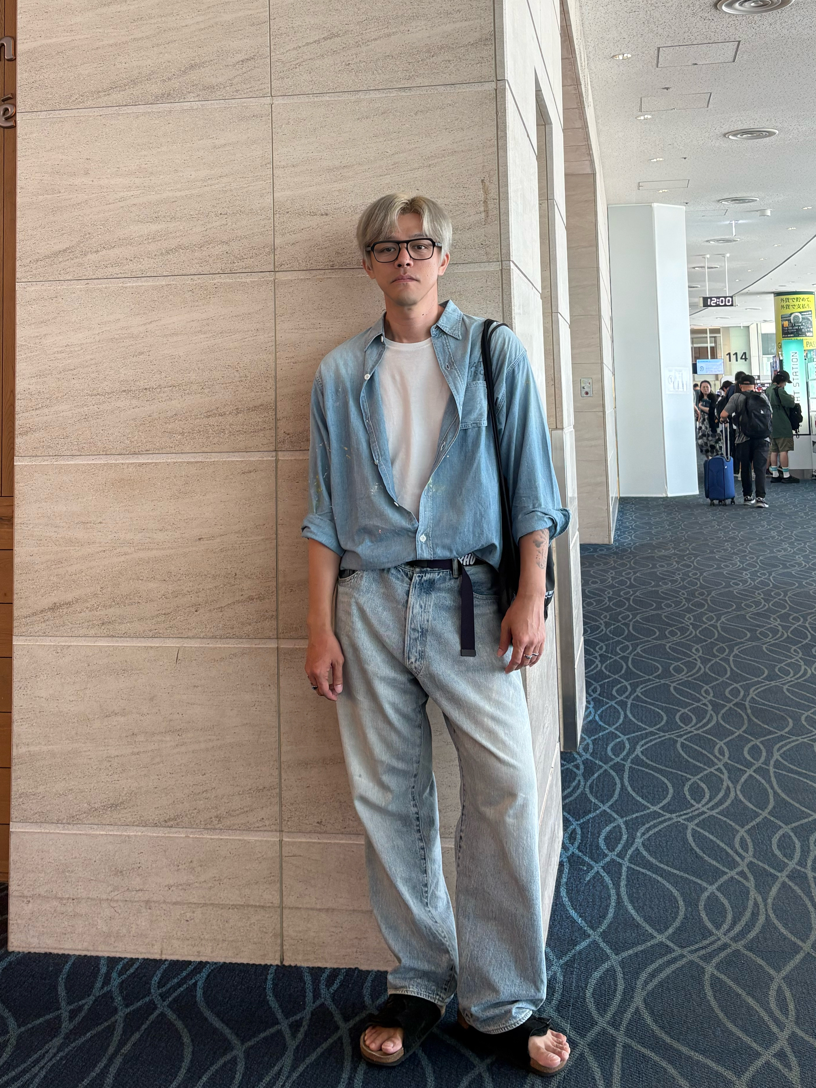 Comoli 5P Denim Pants Bleach - 23SS, Birkenstock x Beams Zurich Bone Pattern Black 착용 스타일 - 3