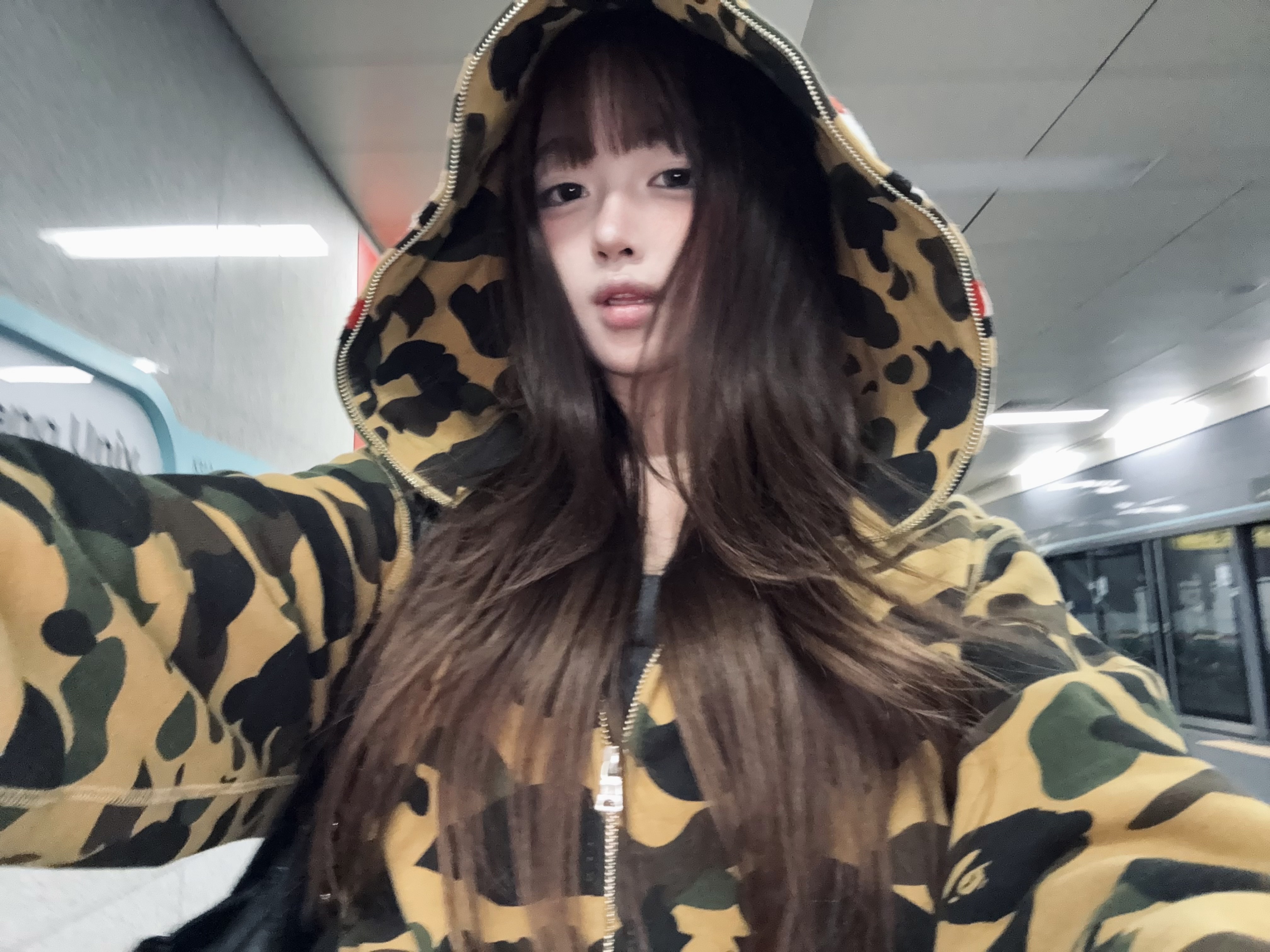 BAPE 1st Camo Shark Full Zip Hoodie Yellow 착용 스타일 - 3