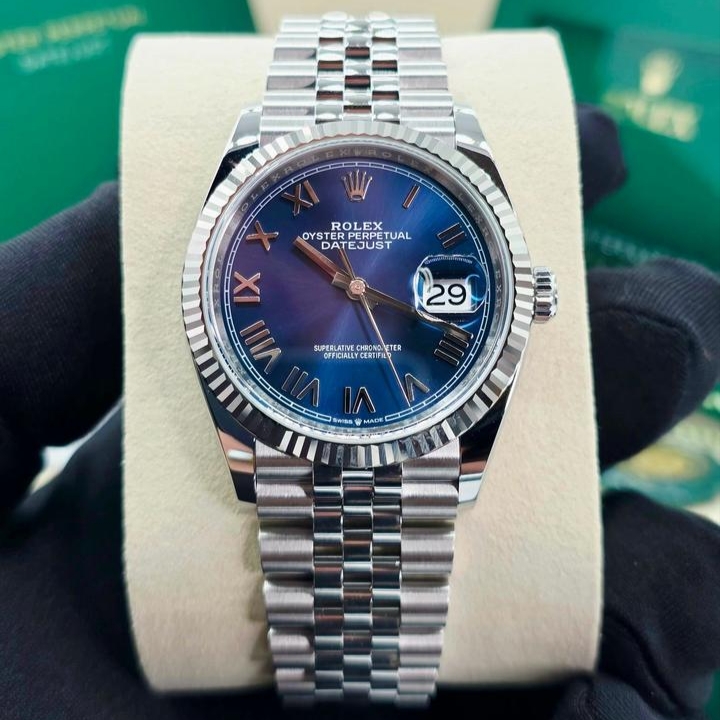 Rolex Datejust 36mm 126234 Bright Blue Diamond Set Jubilee 착용 스타일 - 2