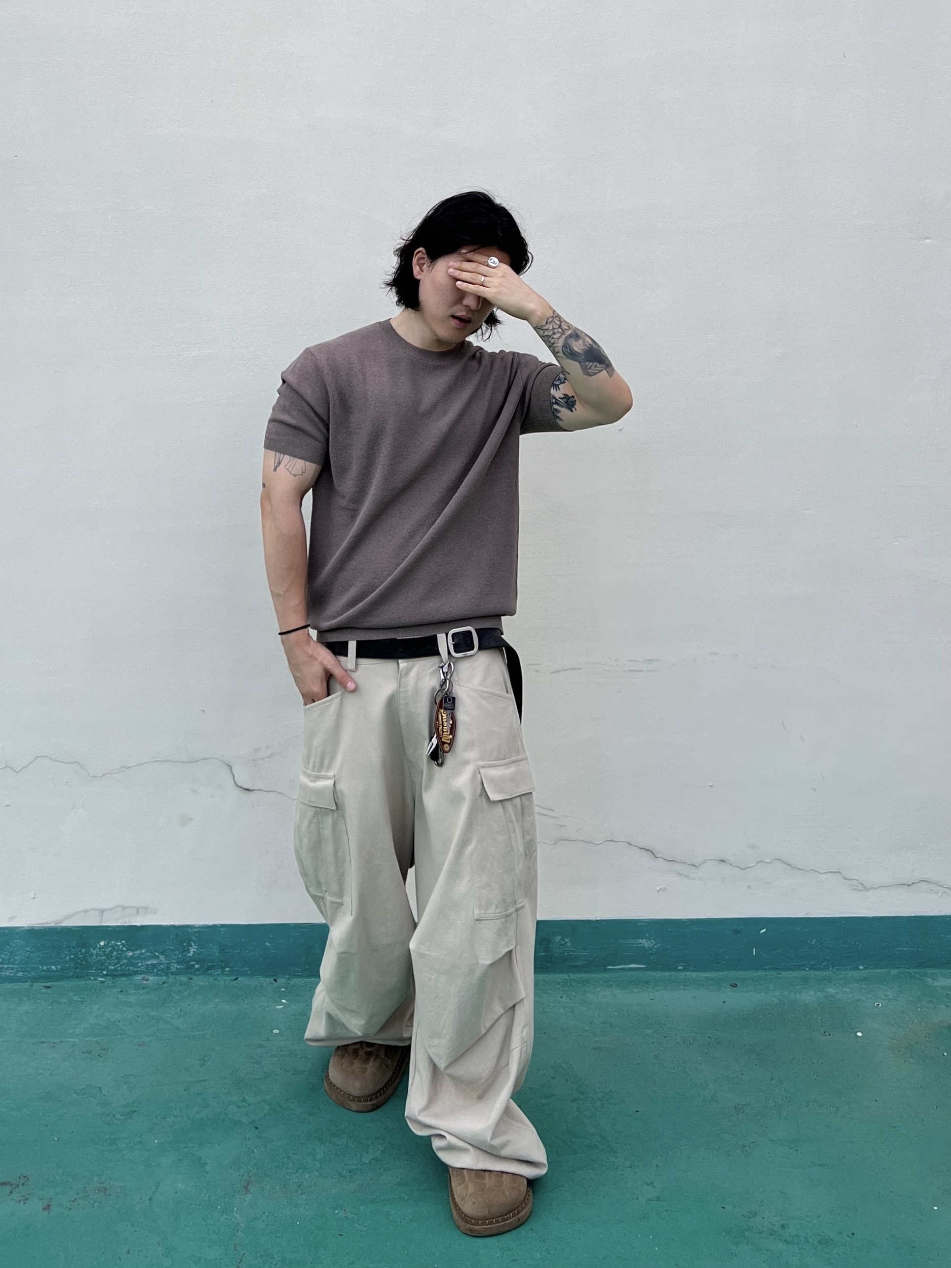 Kinchi x Yiyae Bone Mule Camel, Undermycar MU.128 Original Logo Cracked Leather Belt Silver / Black 착용 스타일 - 6
