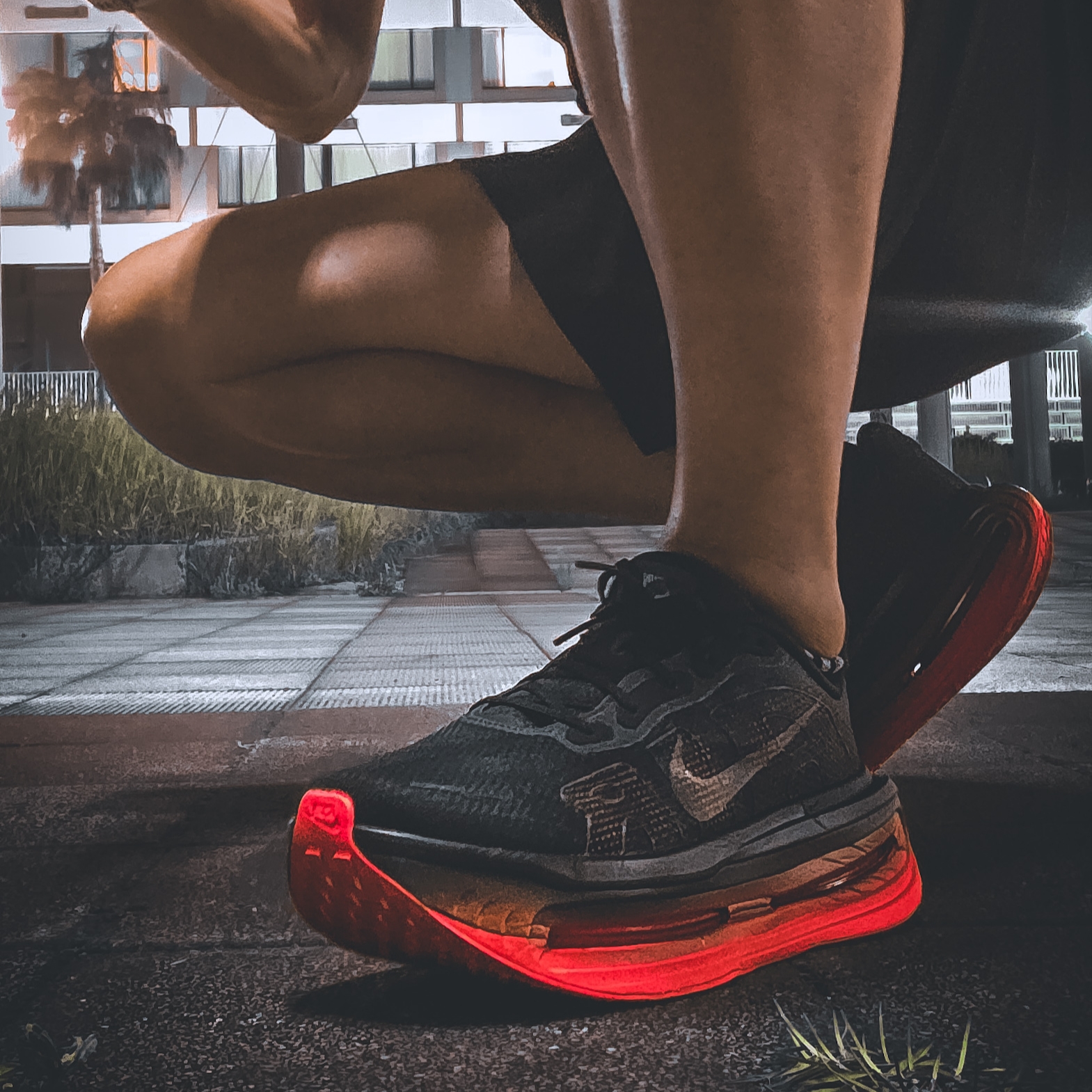 Nike Vomero Premium Black Bright Crimson 착용 스타일 - 1