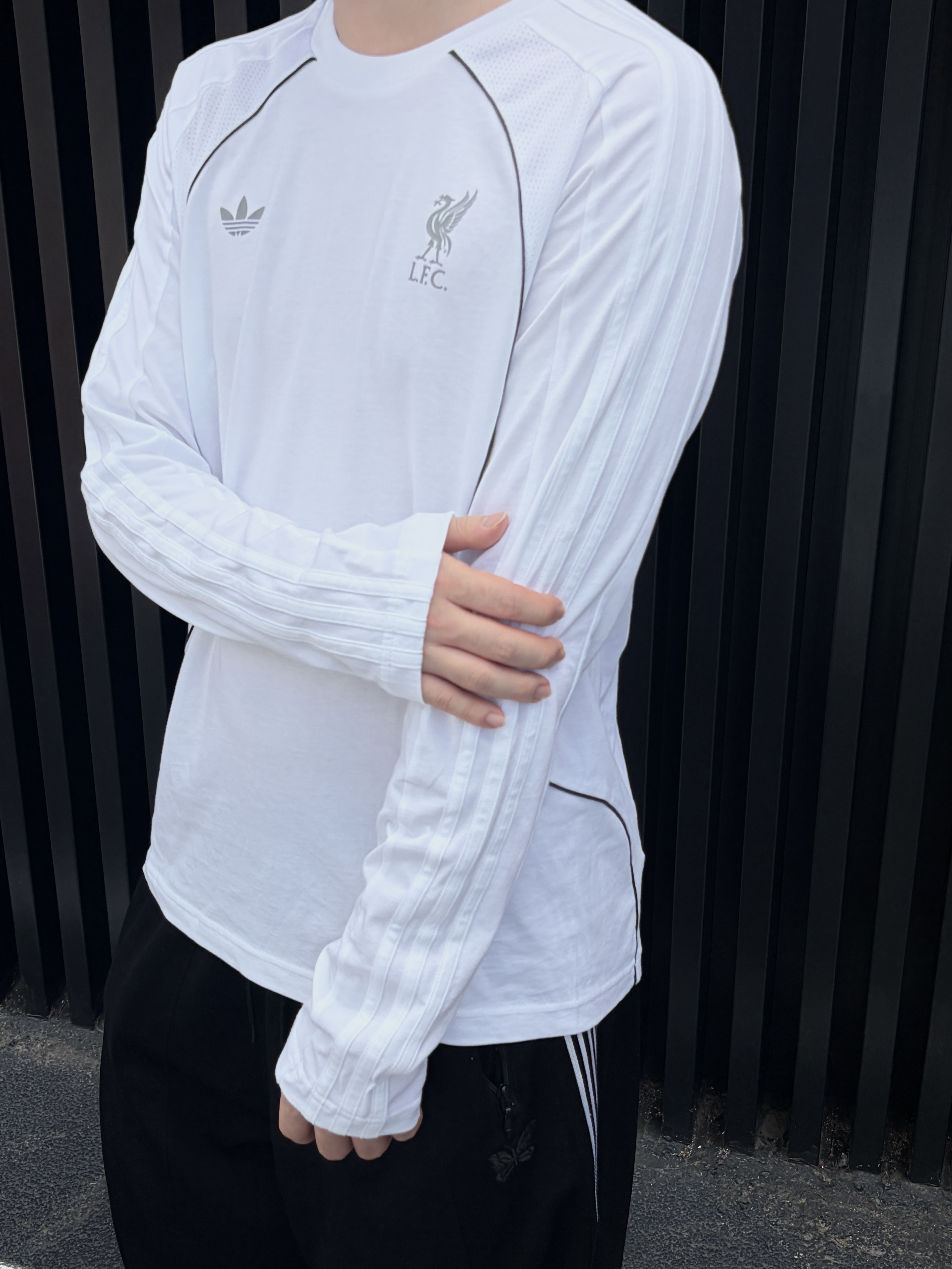 Adidas Liverpool FC Teamgeist 26 Longsleeve T-Shirt White - KR Sizing (Non Marking Ver.) 착용 스타일 - 2