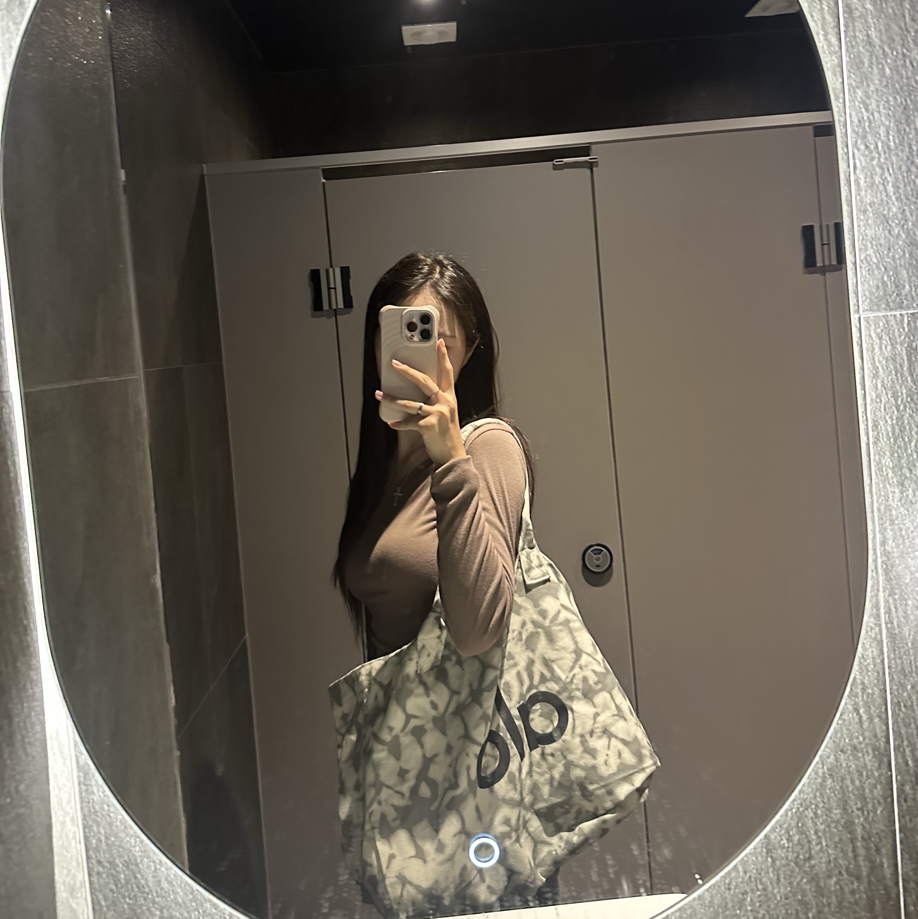 Alo Yoga Iconic Shopper Tote Bag Grey Tiedye 착용 스타일 - 1