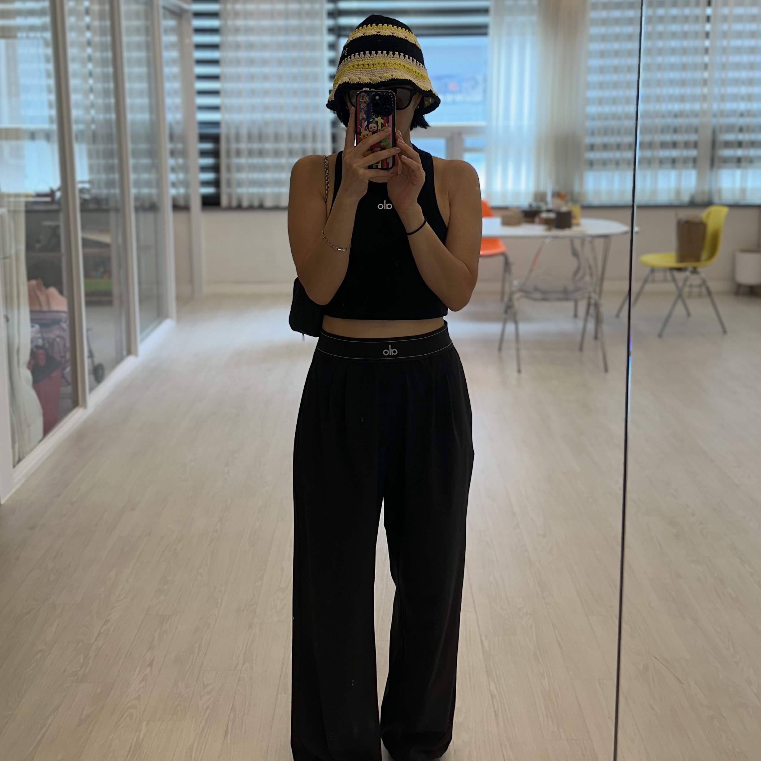 (W) Alo Yoga Regular Suit Up Trousers Black, (W) Alo Yoga Aspire Tank Black White 착용 스타일