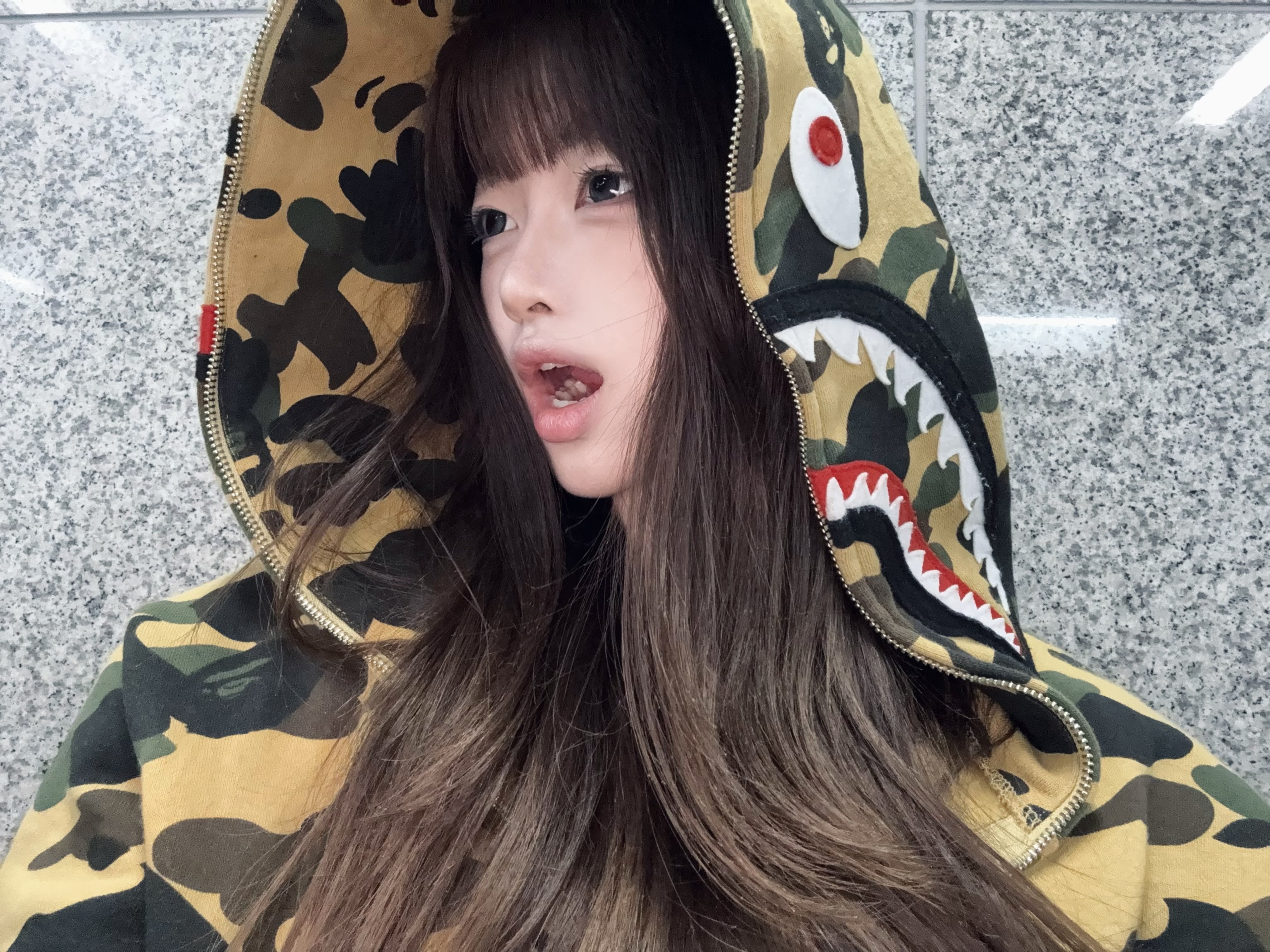 BAPE 1st Camo Shark Full Zip Hoodie Yellow 착용 스타일 - 2