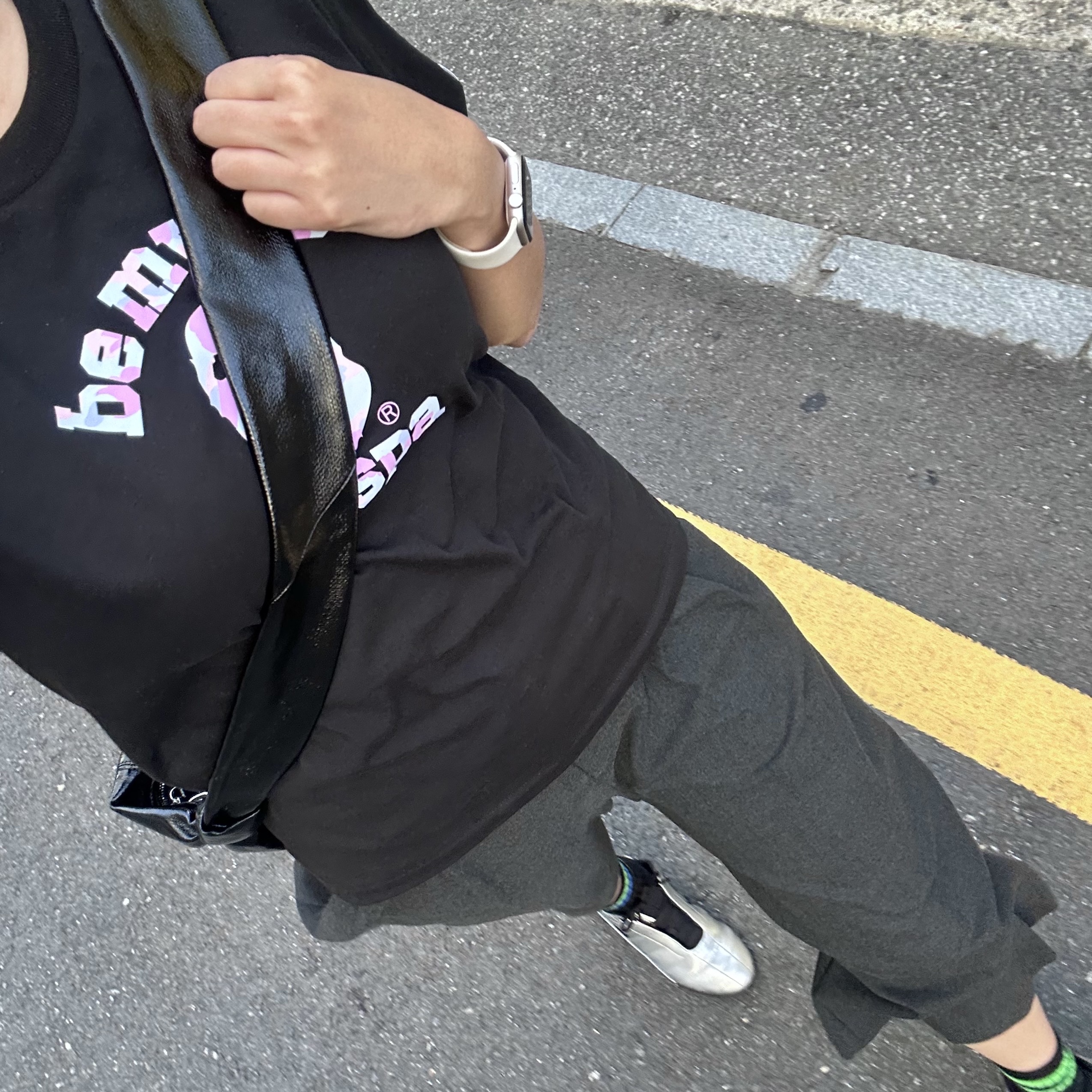 Lemaire Medium Croissant Bag Coated Cotton Black, BAPE x Aespa College Relaxed Fit T-Shirt Black 착용 스타일 - 2