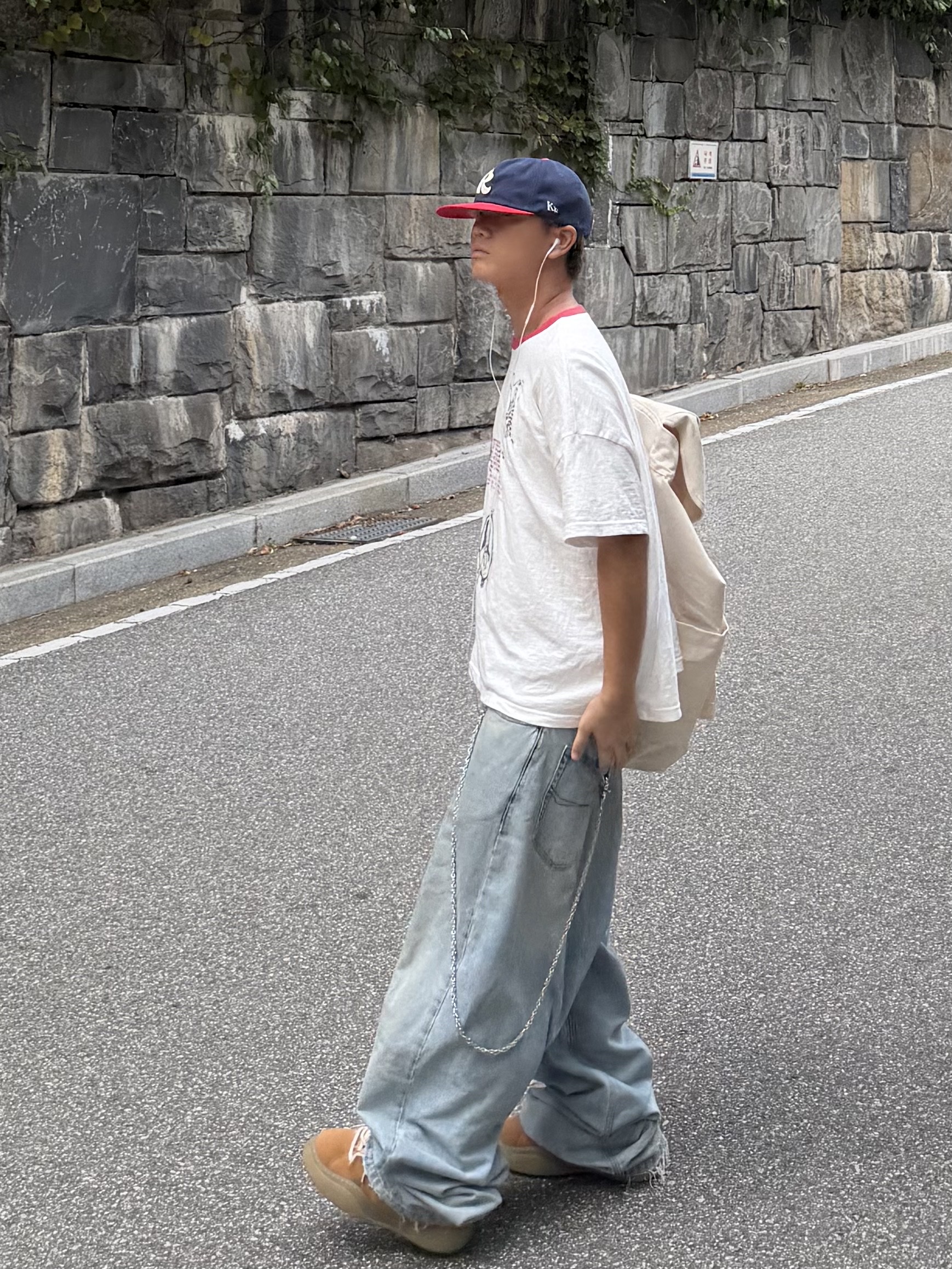 Balenciaga Denim Pull-Up Pants Light Blue, ERL Vamp Skate Shoe Natural Brown 착용 스타일 - 2