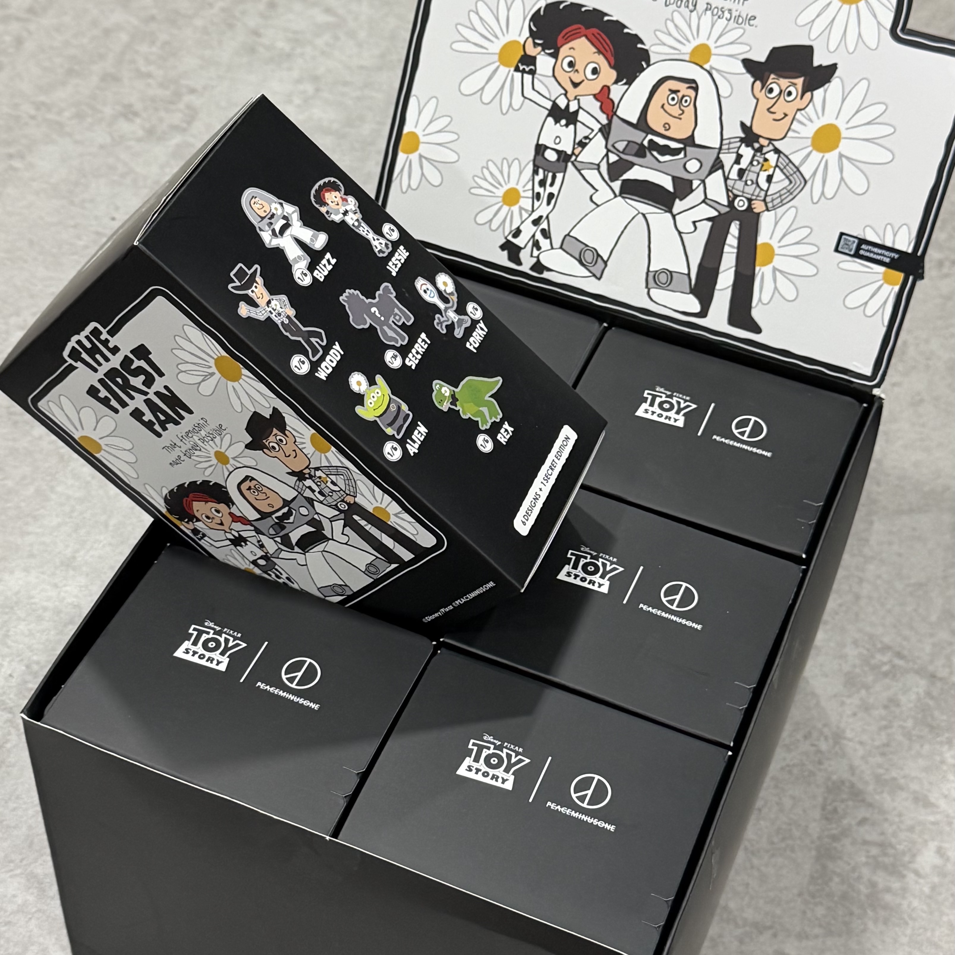 Peaceminusone x Toy Story The First Fan Plush Keyring Sealed Case (6 Blind Boxes) 착용 스타일 - 2