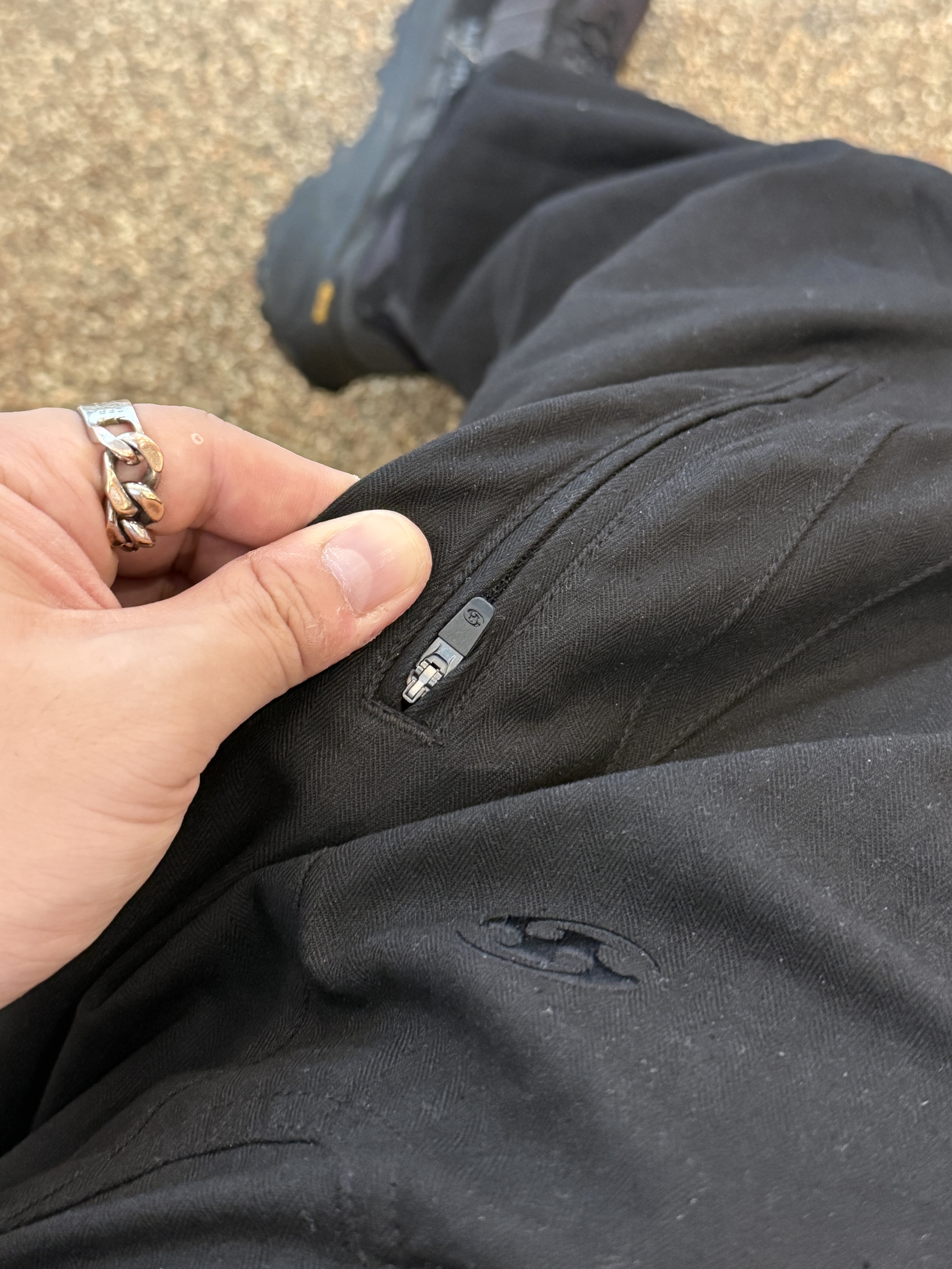 (W) MM6 Maison Margiela Classic Chain Ring Palladium, Sansan Gear Back Pocket Pants Black 착용 스타일 - 2