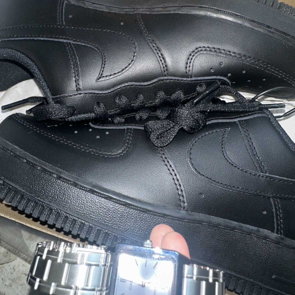 Nike Air Force 1 '07 Low Triple Black, Casio LTP-V007D-7E 착용 스타일