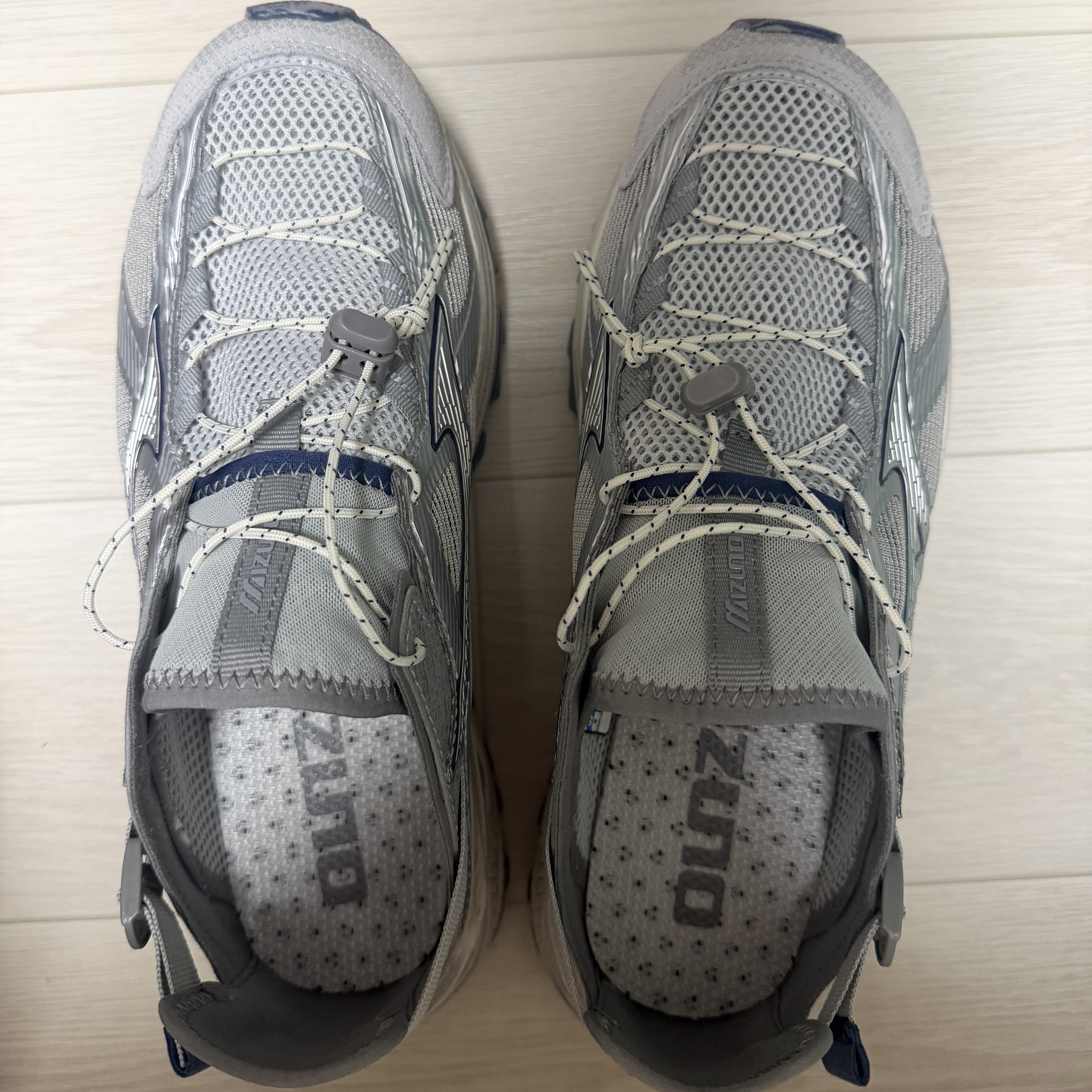 Mizuno Racer Trail SE V2 Silver Grey 착용 스타일