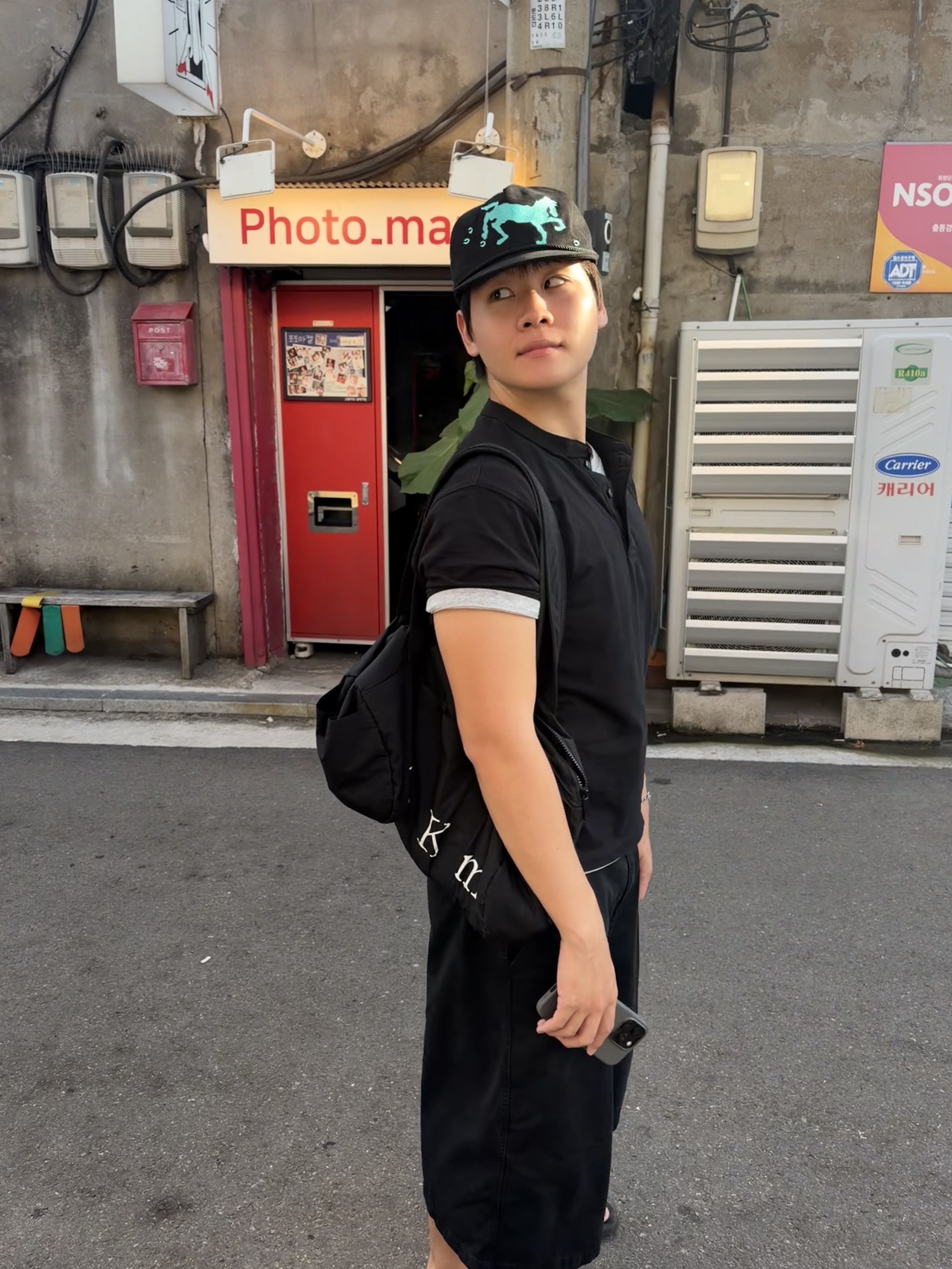 Matin Kim Logo Sporty Duffel Bag Black, Oofos OOriginal Black 착용 스타일 - 4
