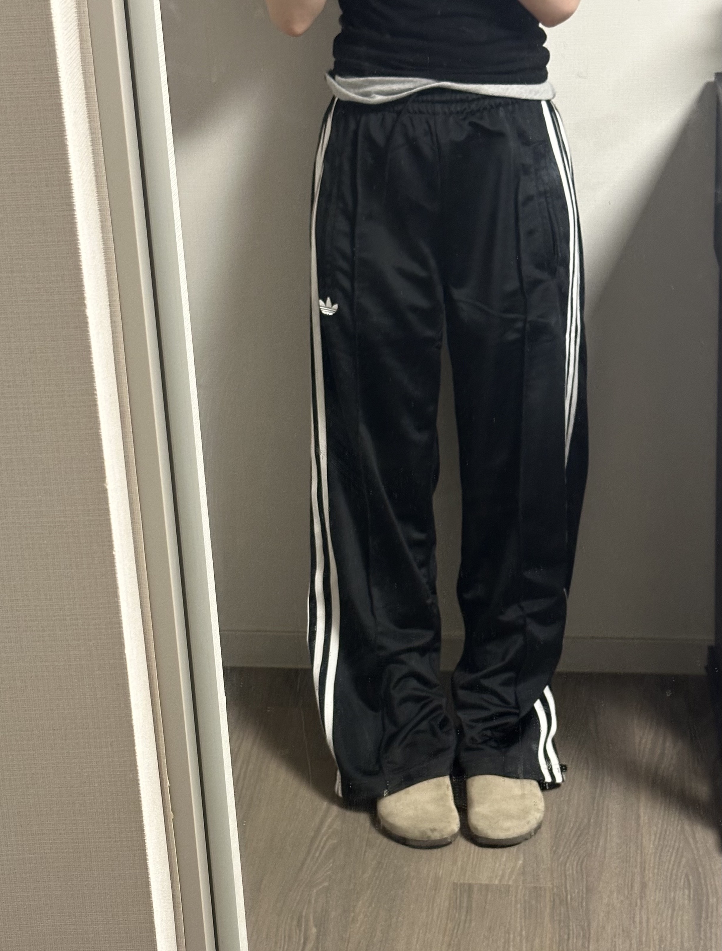 (W) Adidas Adicolor Classic Firebird Loose Track Pants Black - KR Sizing 착용 스타일 - 1