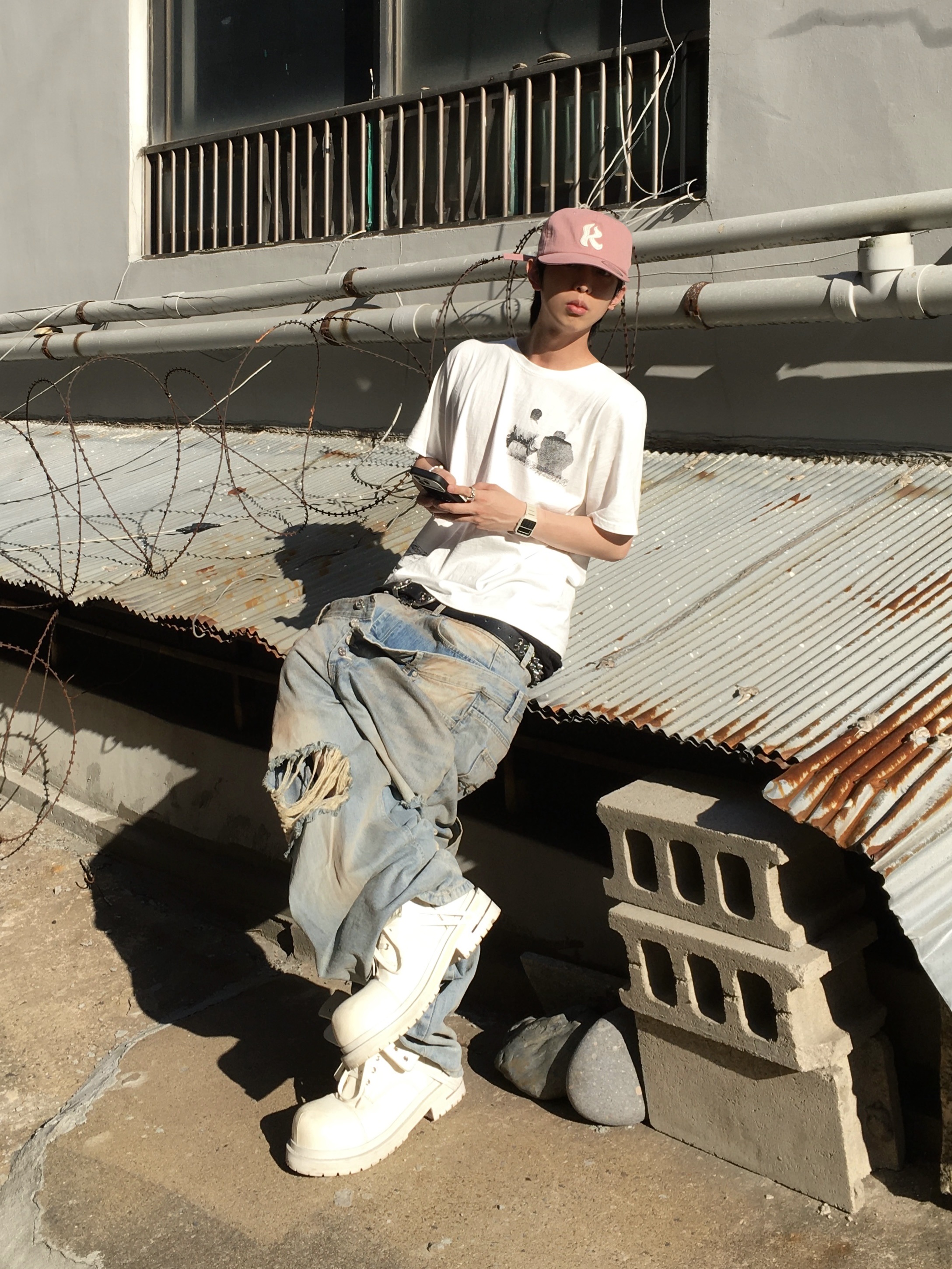 Sundayoffclub Le Cercle Rouge Rhinestone T-shirt, Sundayoffclub Wakame Studded Belt 착용 스타일 - 3
