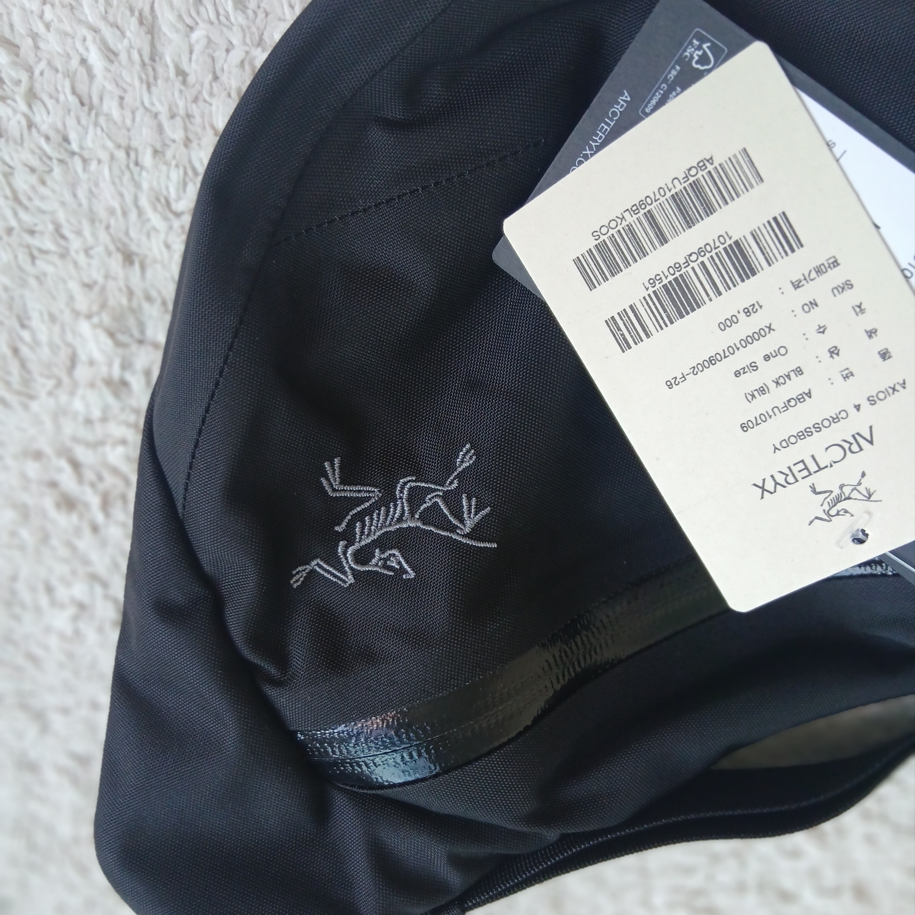 Arc'teryx Heliad 6 Crossbody Bag Black, Arc'teryx Keyring Metal 착용 스타일 - 5