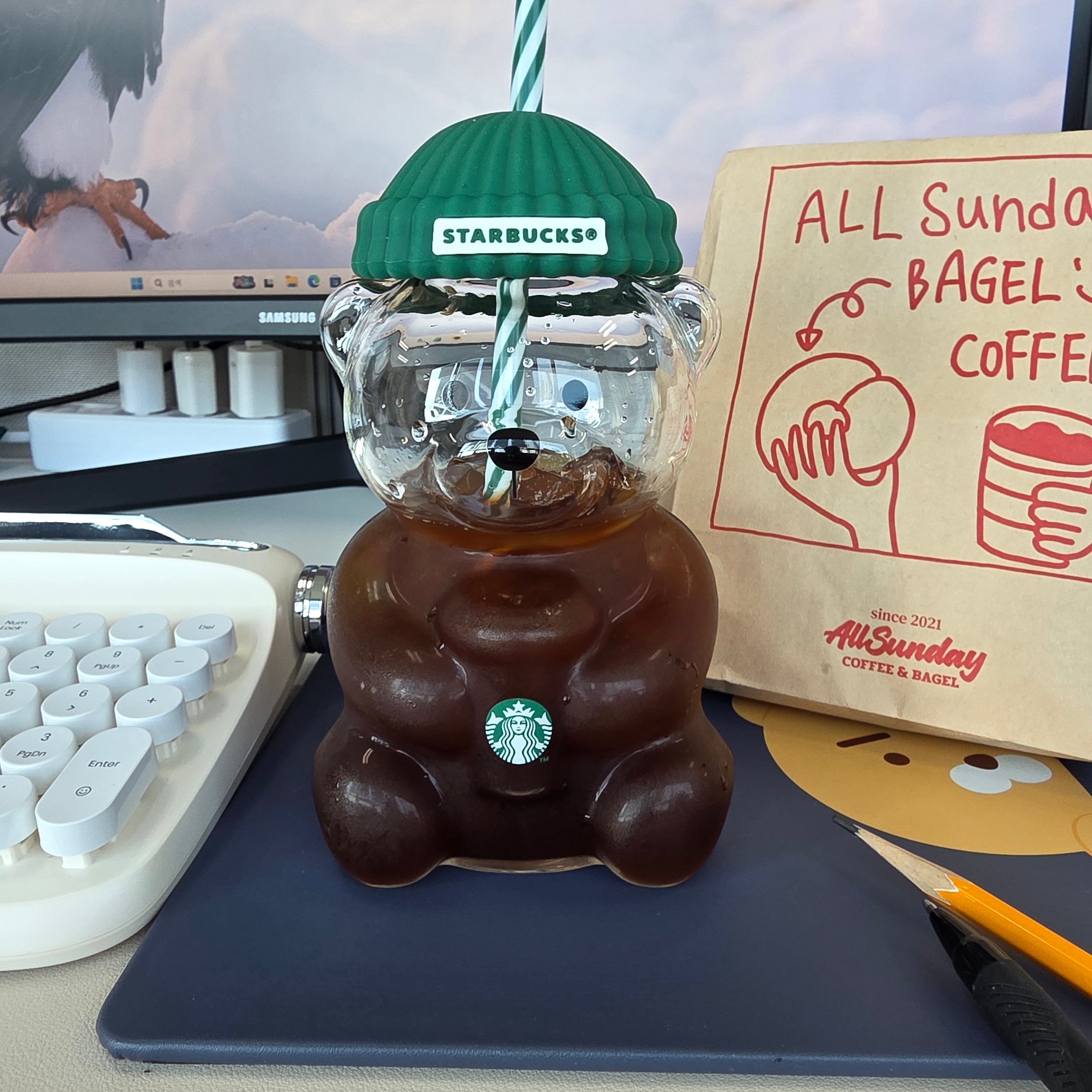 Starbucks Autumn Bearista Glass Cold Cup 591ml 착용 스타일