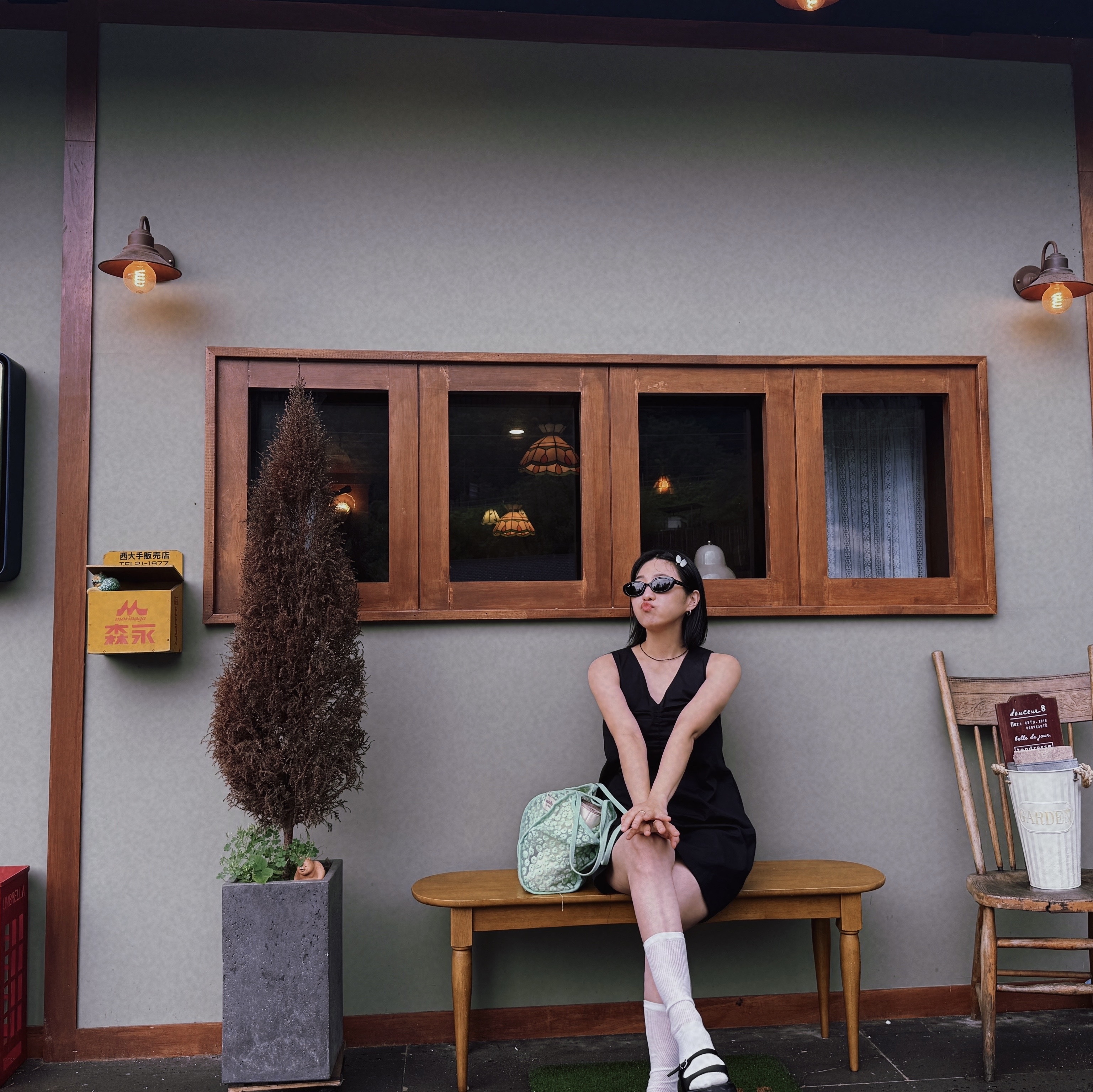 Ray-Ban RB4441D Bio-Based Polished Black Frame Dark Grey Lenses Low Bridge Fit 착용 스타일 - 3