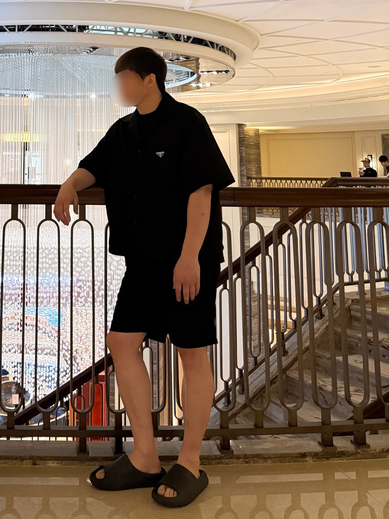 Prada Re-Nylon S/S Shirt Black, Adidas Yeezy Slide Onyx 착용 스타일