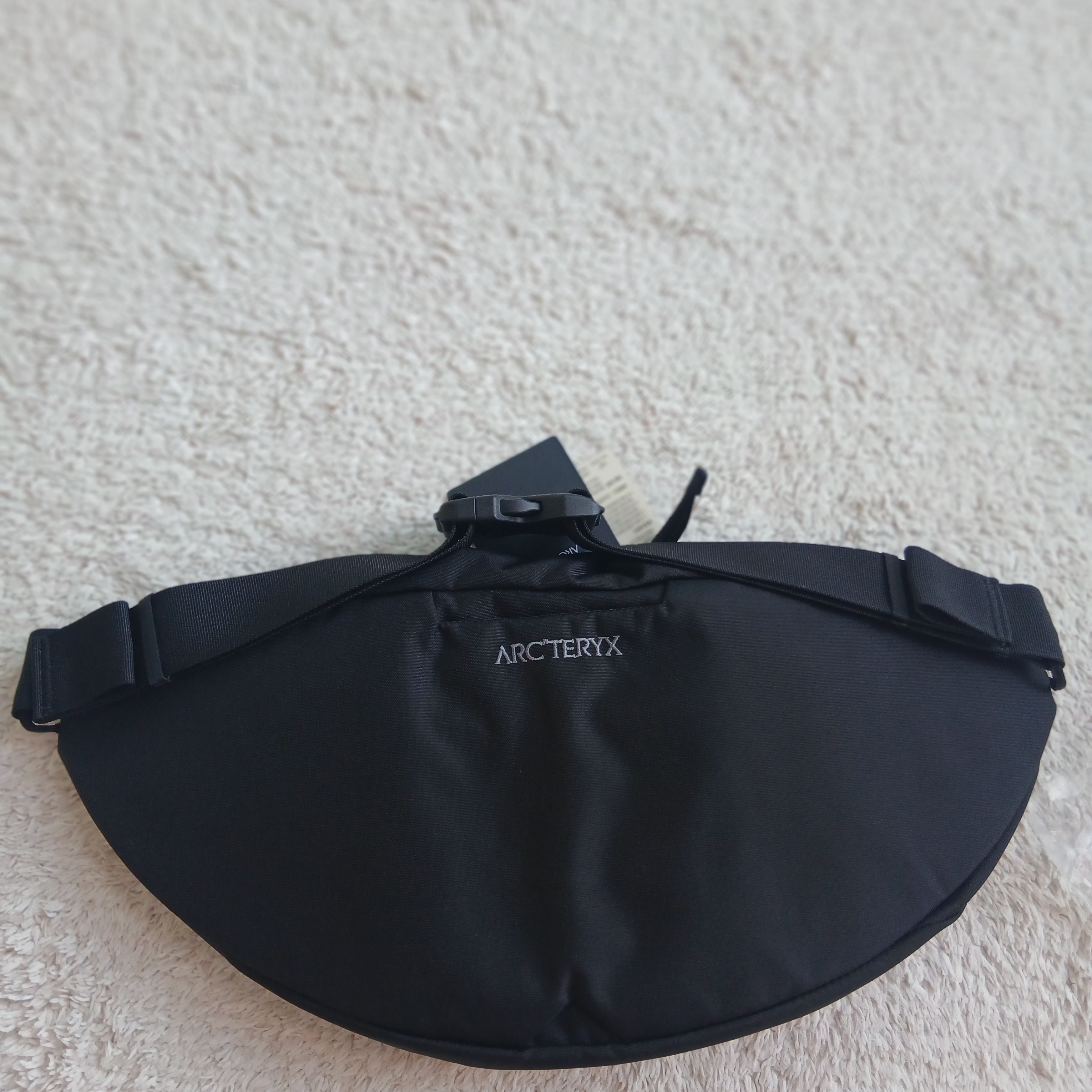 Arc'teryx Heliad 6 Crossbody Bag Black, Arc'teryx Keyring Metal 착용 스타일 - 3