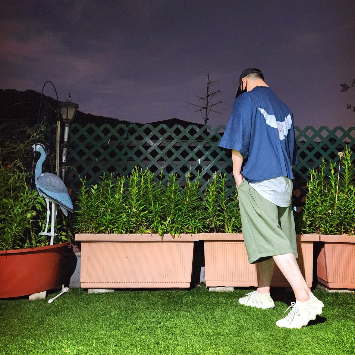 Yeezy Gap Engineered By Balenciaga Dove No Seam T-Shirt Dark Blue, Adidas Yeezy 450 Cloud White 착용 스타일 - 2