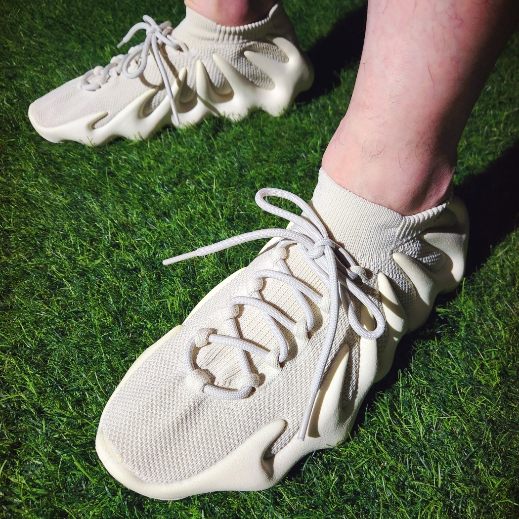 Yeezy Gap Engineered By Balenciaga Dove No Seam T-Shirt Dark Blue, Adidas Yeezy 450 Cloud White 착용 스타일 - 5