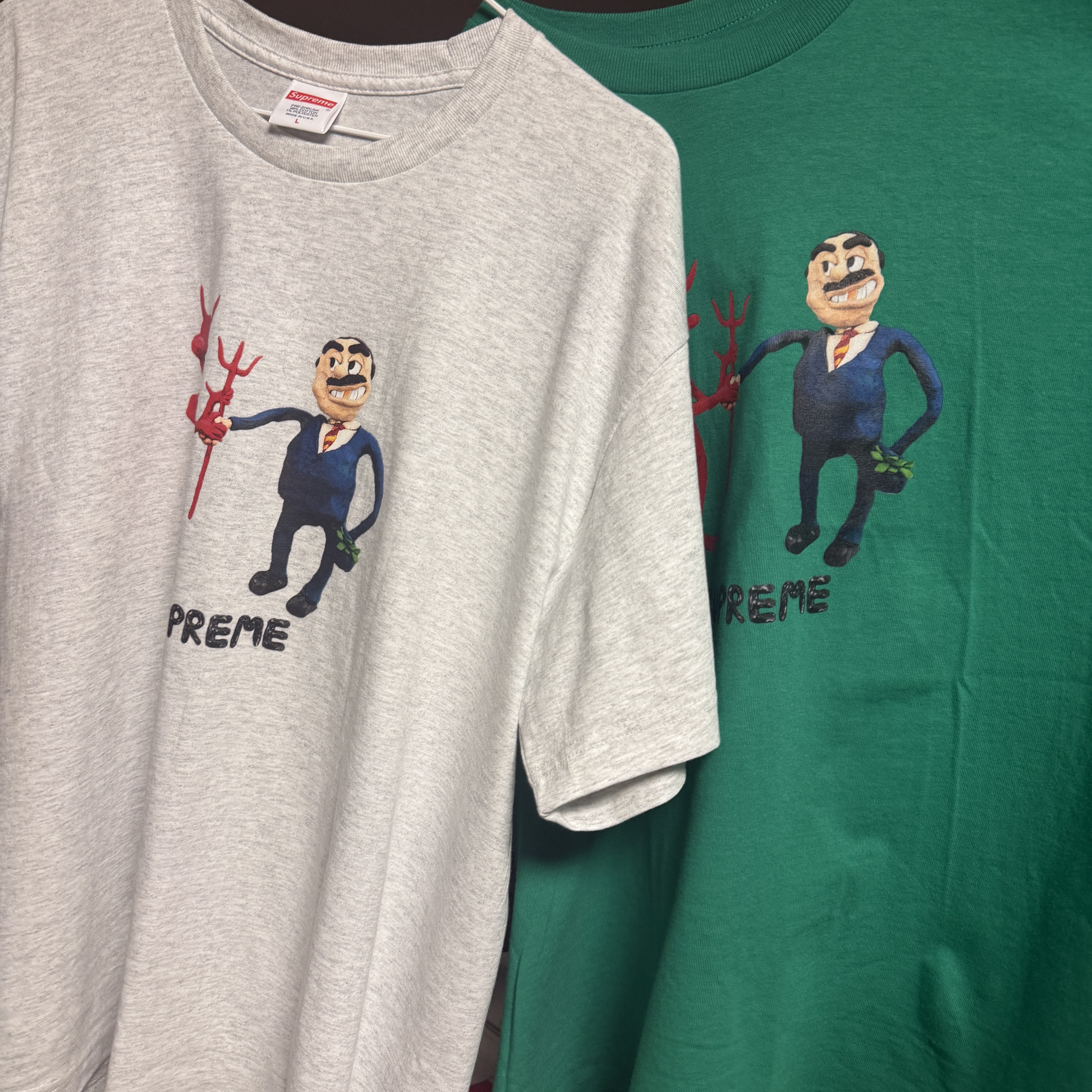 Supreme Business T-Shirt Green - 23SS, Supreme Business T-Shirt Ash Grey - 23SS 착용 스타일 - 1
