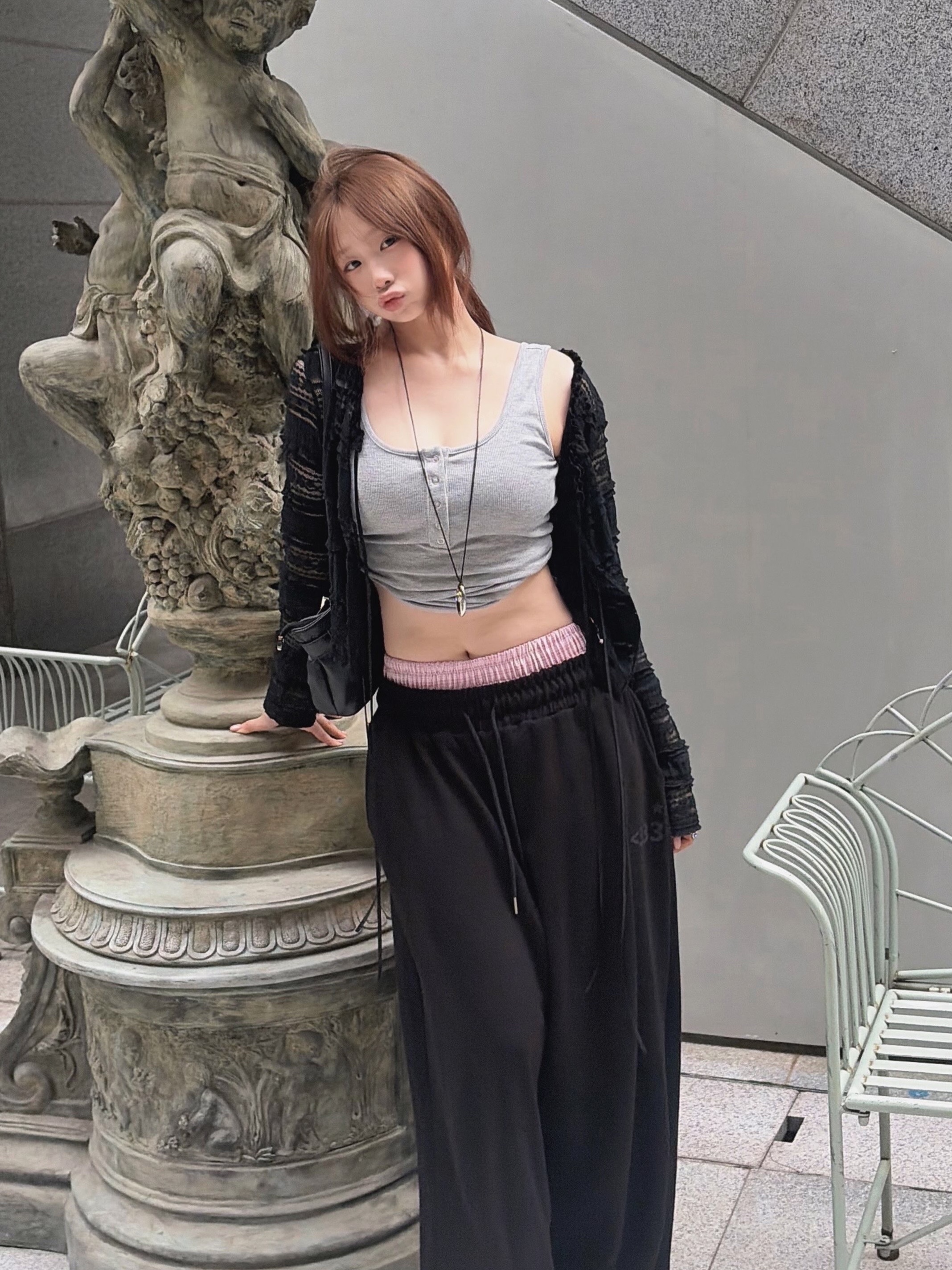 SLEEKGLOW Love Emoji Check Layered Sweatpants Black 착용 스타일 - 1