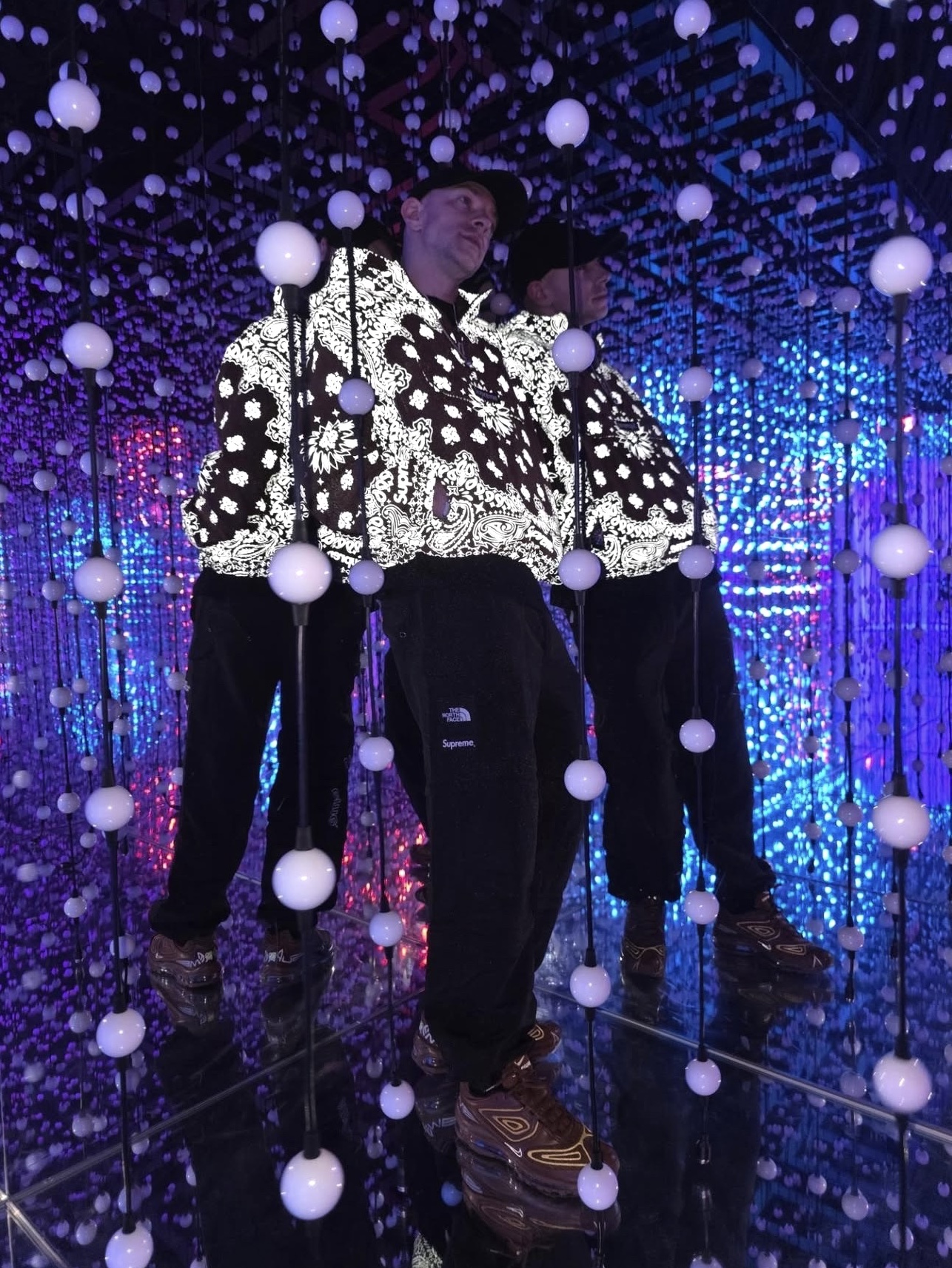 Supreme Reflective Bandana Anorak Light Blue - 26SS, Supreme Reflective Bandana Anorak Black - 26SS 착용 스타일 - 1