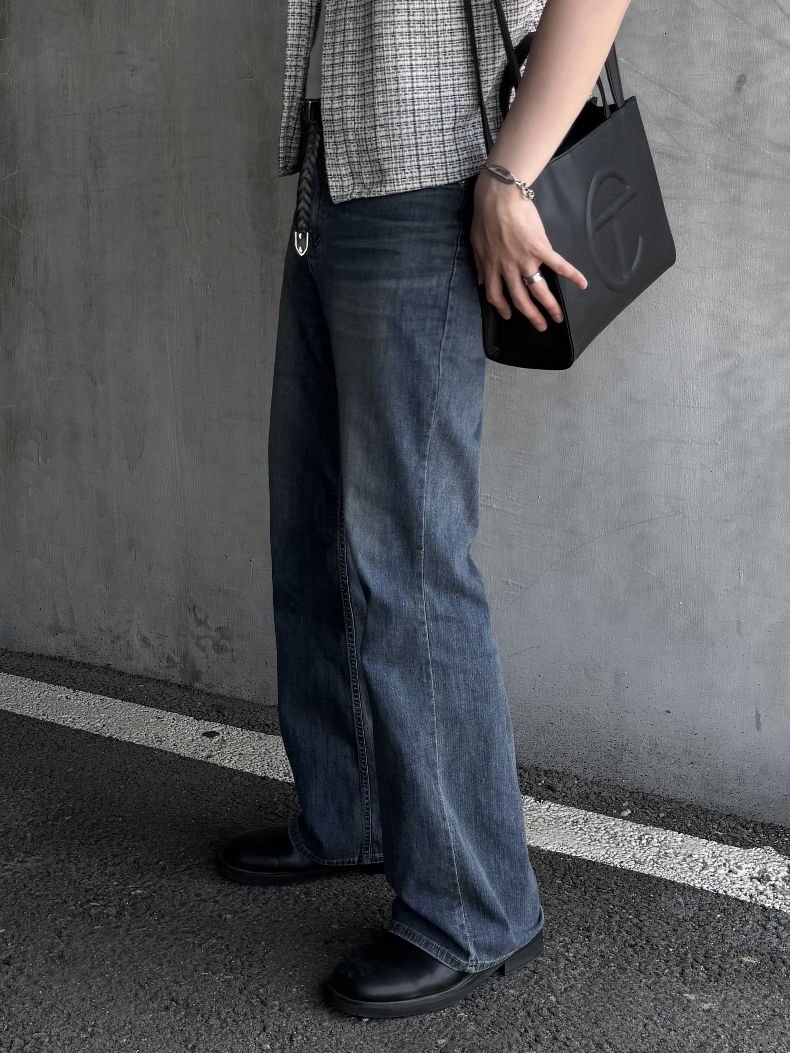 Telfar Medium Shopping Bag Black, Our Legacy Ladon Leather Keychain Black 착용 스타일 - 4