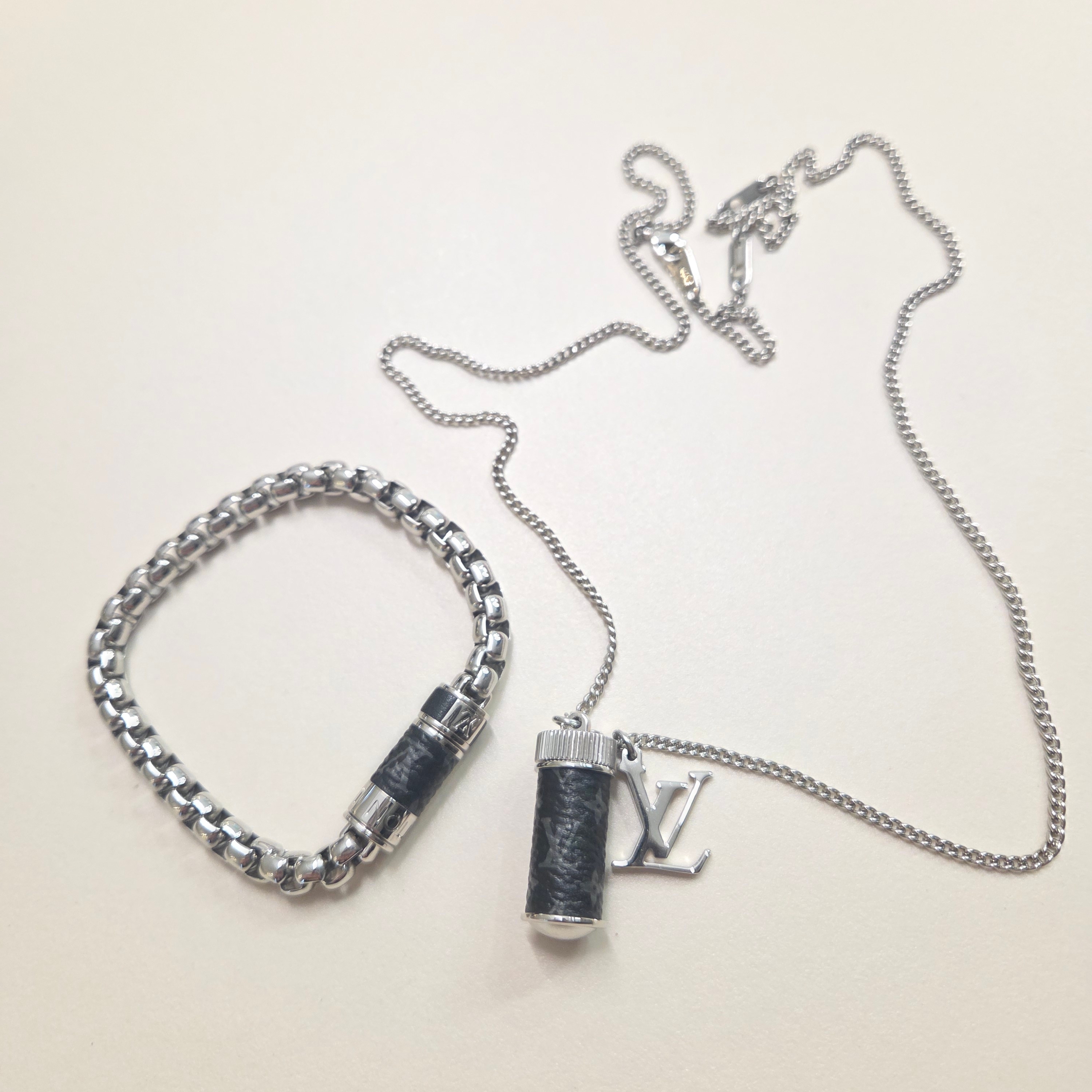 Louis Vuitton Monogram Chain Bracelet Grey, Louis Vuitton Charms Necklace Monogram Eclipse 착용 스타일