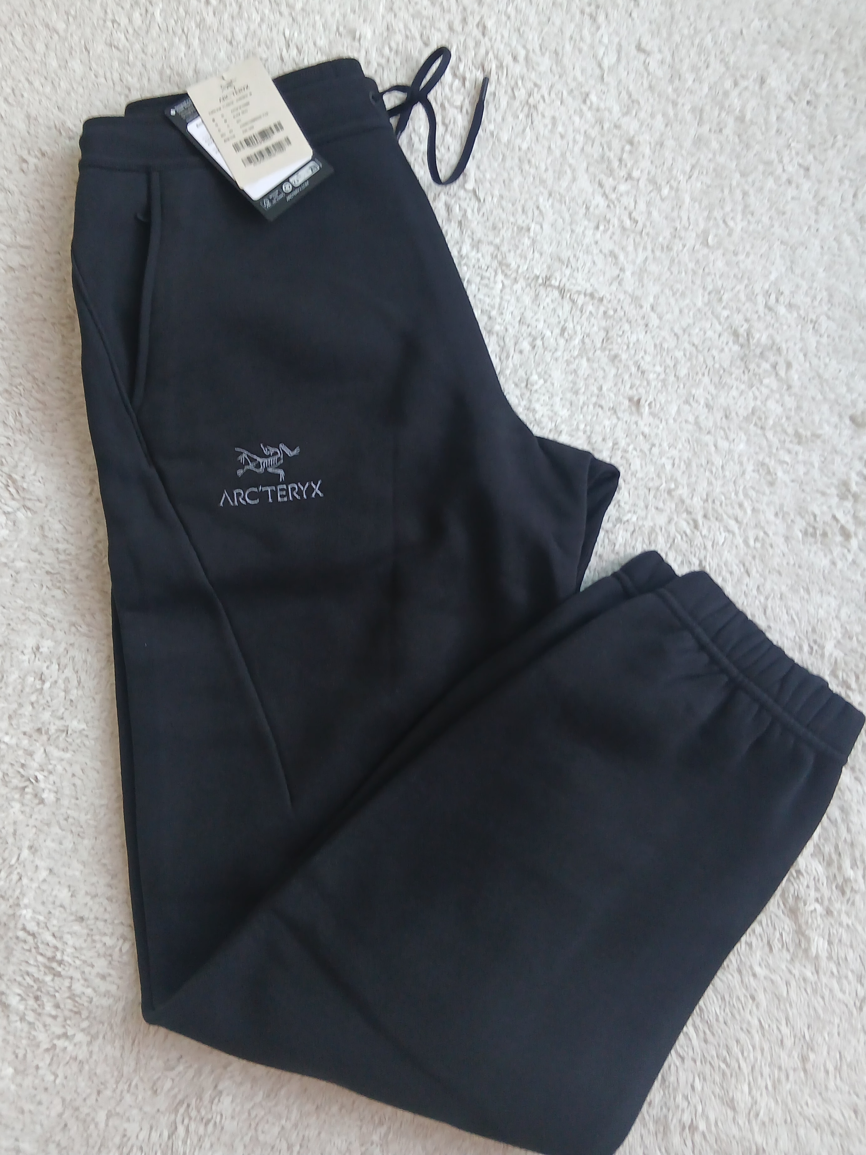 Arc'teryx Emblem Fleece Jogger Pants Black 착용 스타일 - 1