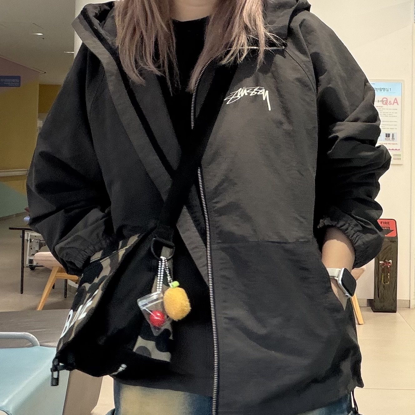 Stussy Wave Dye Beach Shell Jacket Black 착용 스타일 - 3