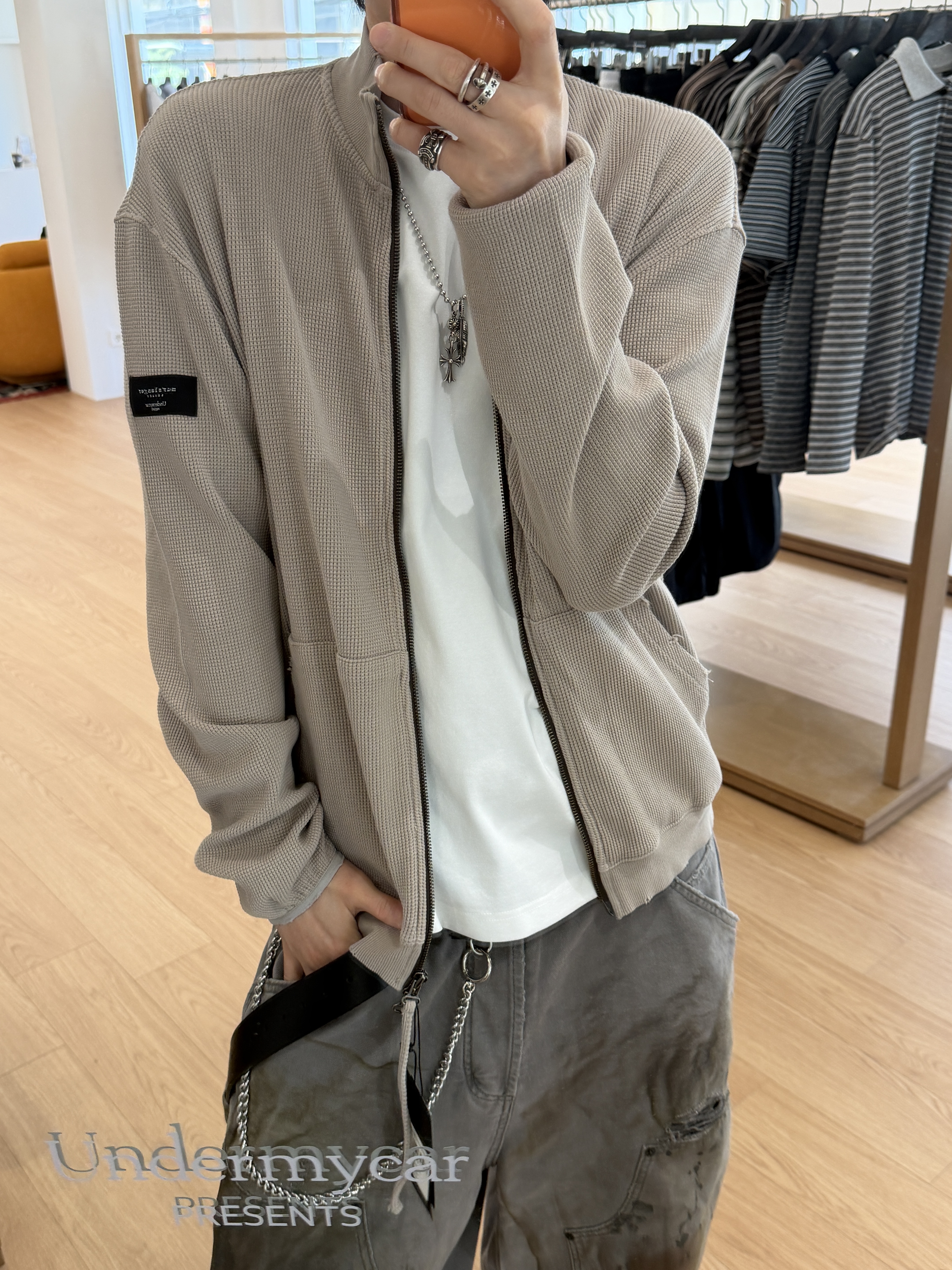 Undermycar Murslanger Worn Waffle Zip-Up Oatmeal, Undermycar Goatskin Slim Standard Blouson Black 착용 스타일 - 2