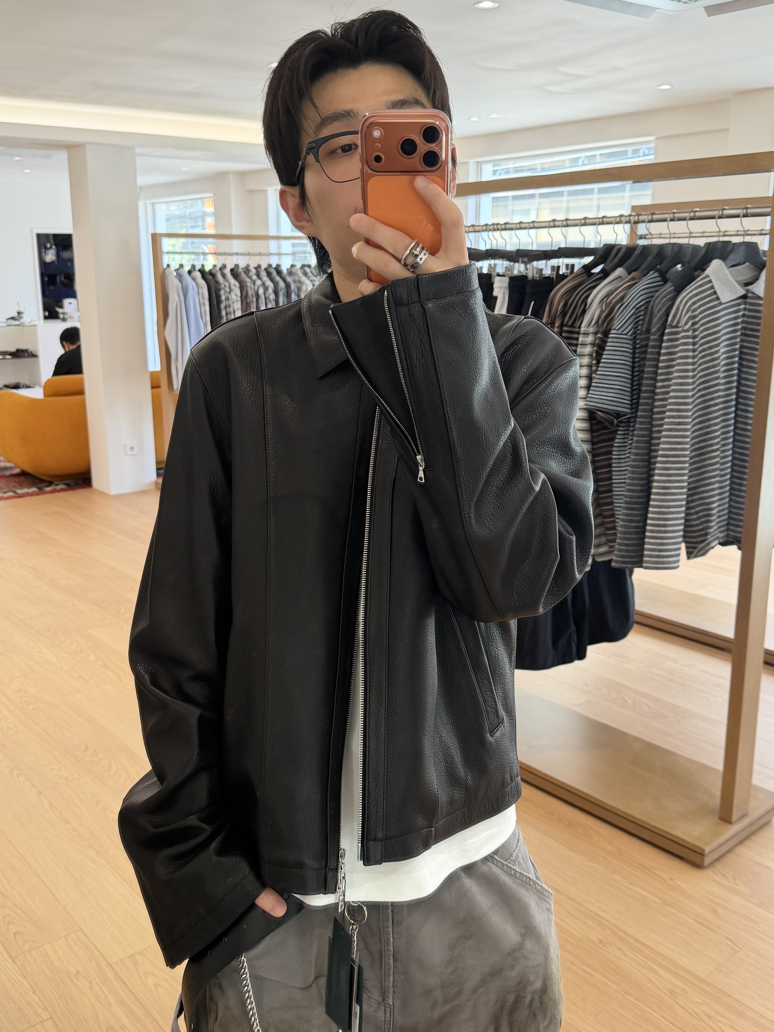 Undermycar Murslanger Worn Waffle Zip-Up Oatmeal, Undermycar Goatskin Slim Standard Blouson Black 착용 스타일 - 3