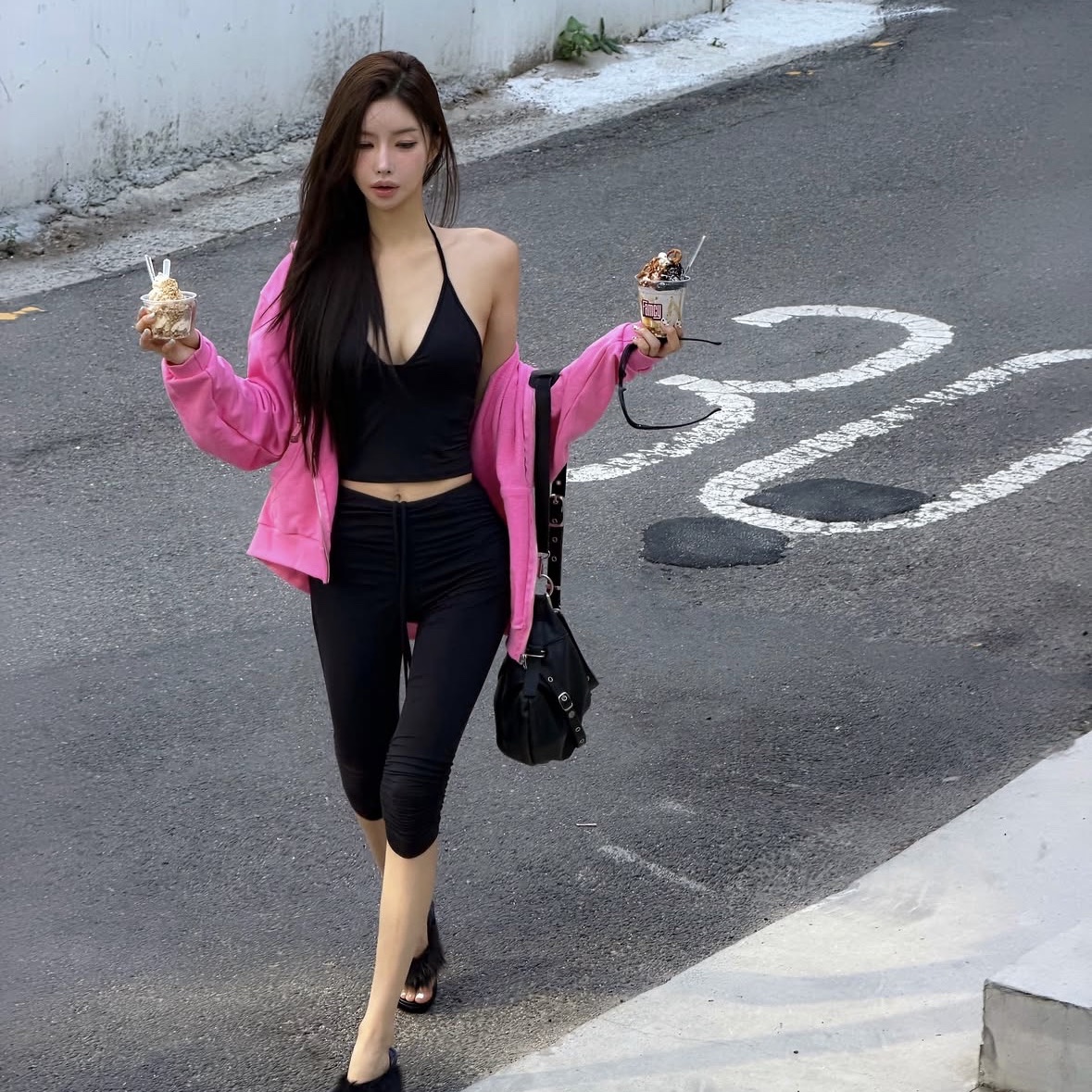 Gateless Girls Zip-up Hoodie-Pink 착용 스타일 - 3