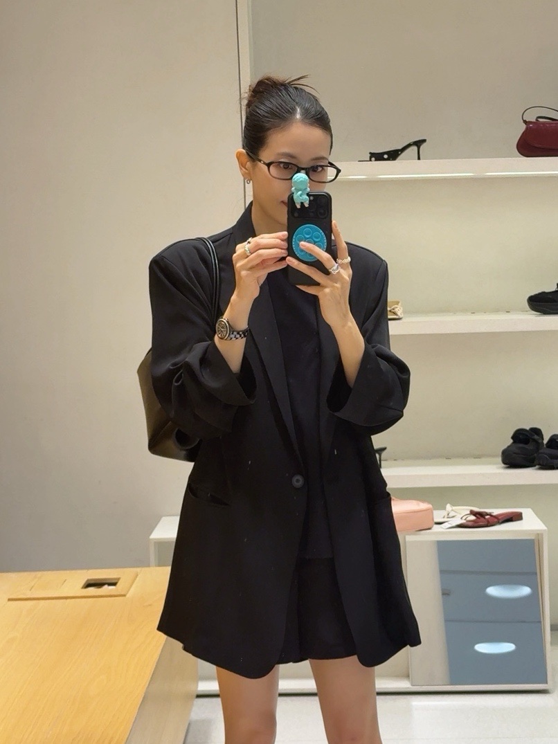 Zara Long Shoulder Bag Black, Casetify x G-DRAGON Snappy Snap & Stick Grip Stand Mint Blue 착용 스타일 - 1