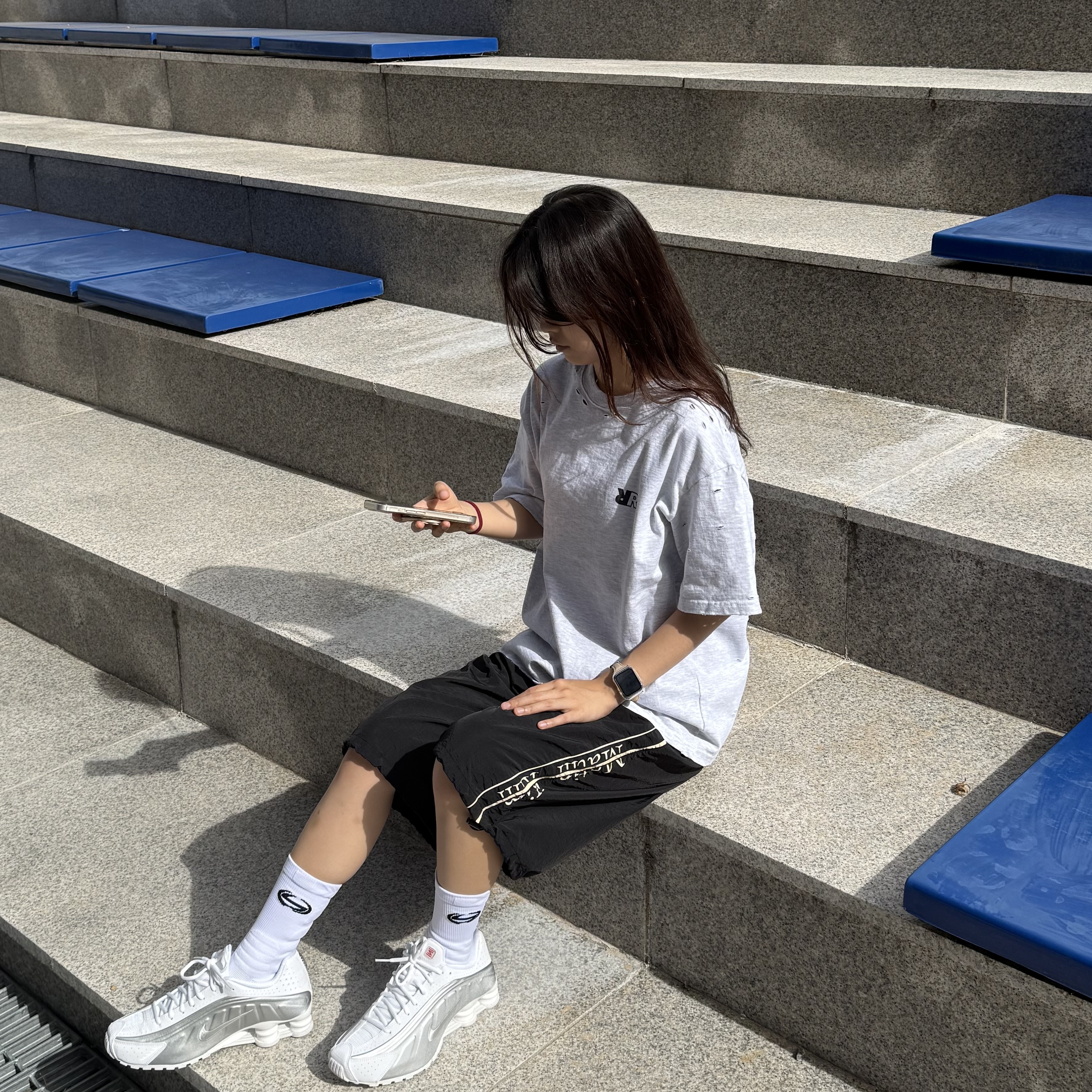 Nike Shox R4 White Bright Crimson, Matin Kim Side Logo Bermuda Track Pants In Black 착용 스타일 - 3