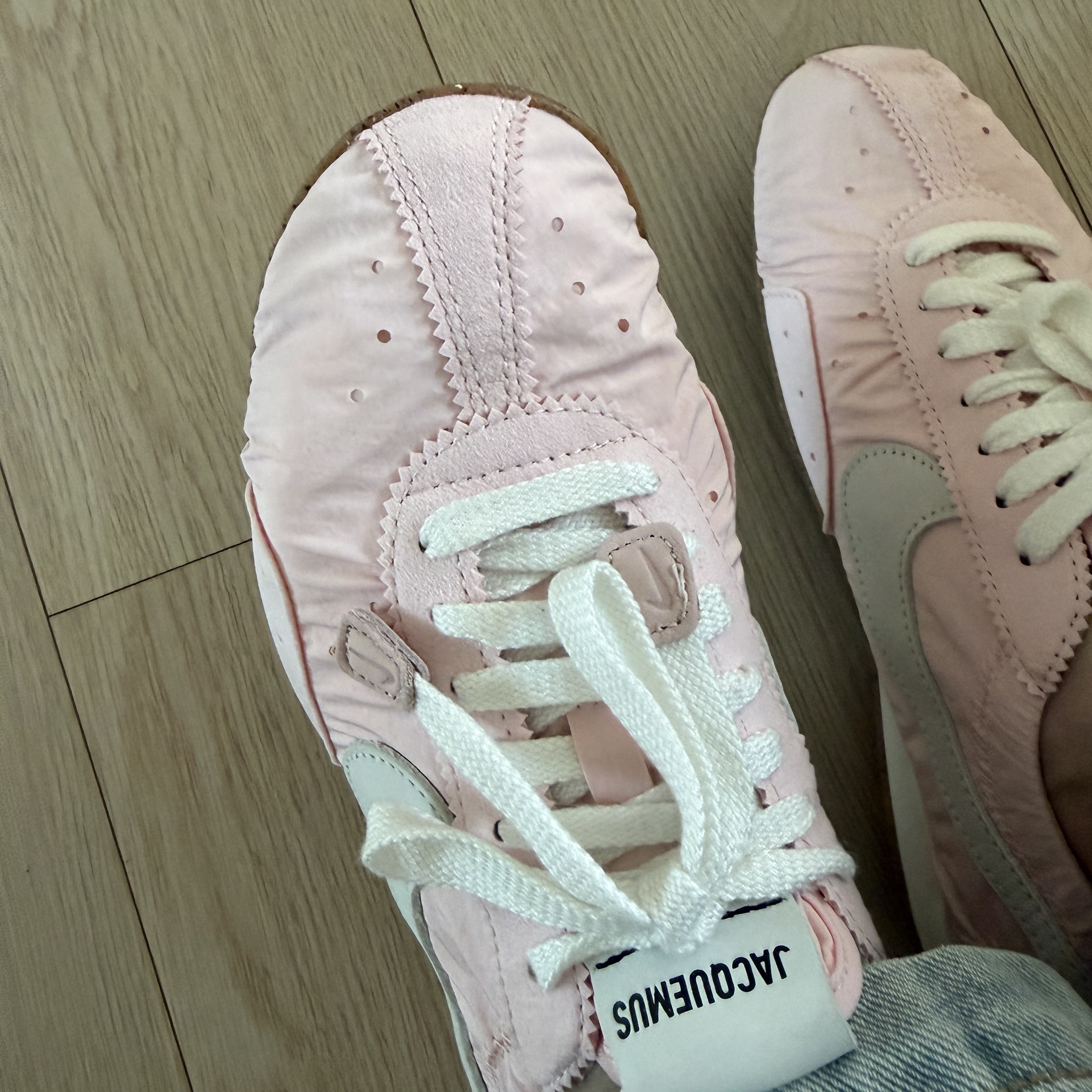 Nike x Jacquemus Moon Shoe SP Aluminum Pink Sail 착용 스타일 - 1