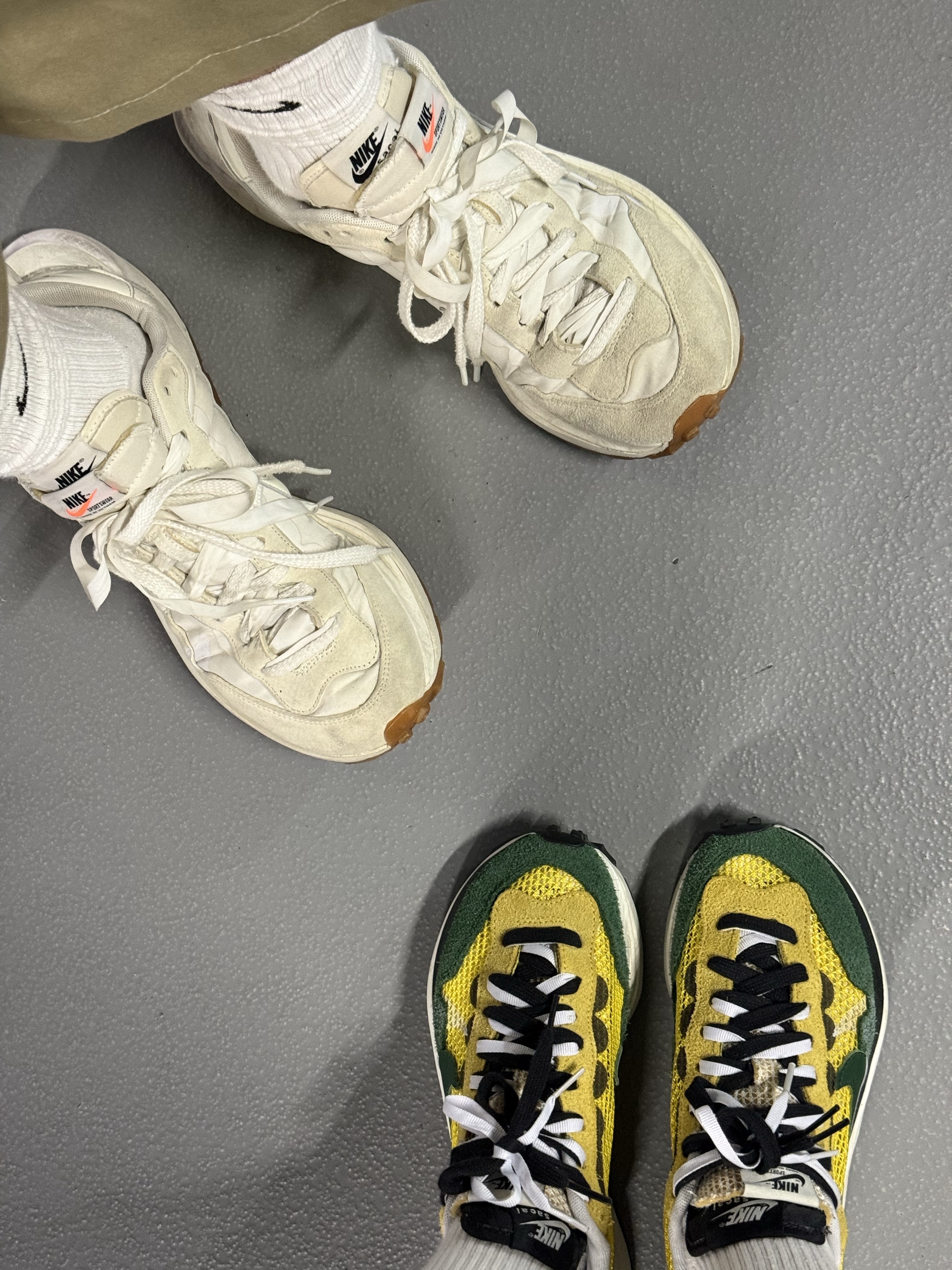 Nike x Sacai VaporWaffle Tour Yellow & Gorge Green Sail, Nike x Sacai VaporWaffle White and Gum 착용 스타일