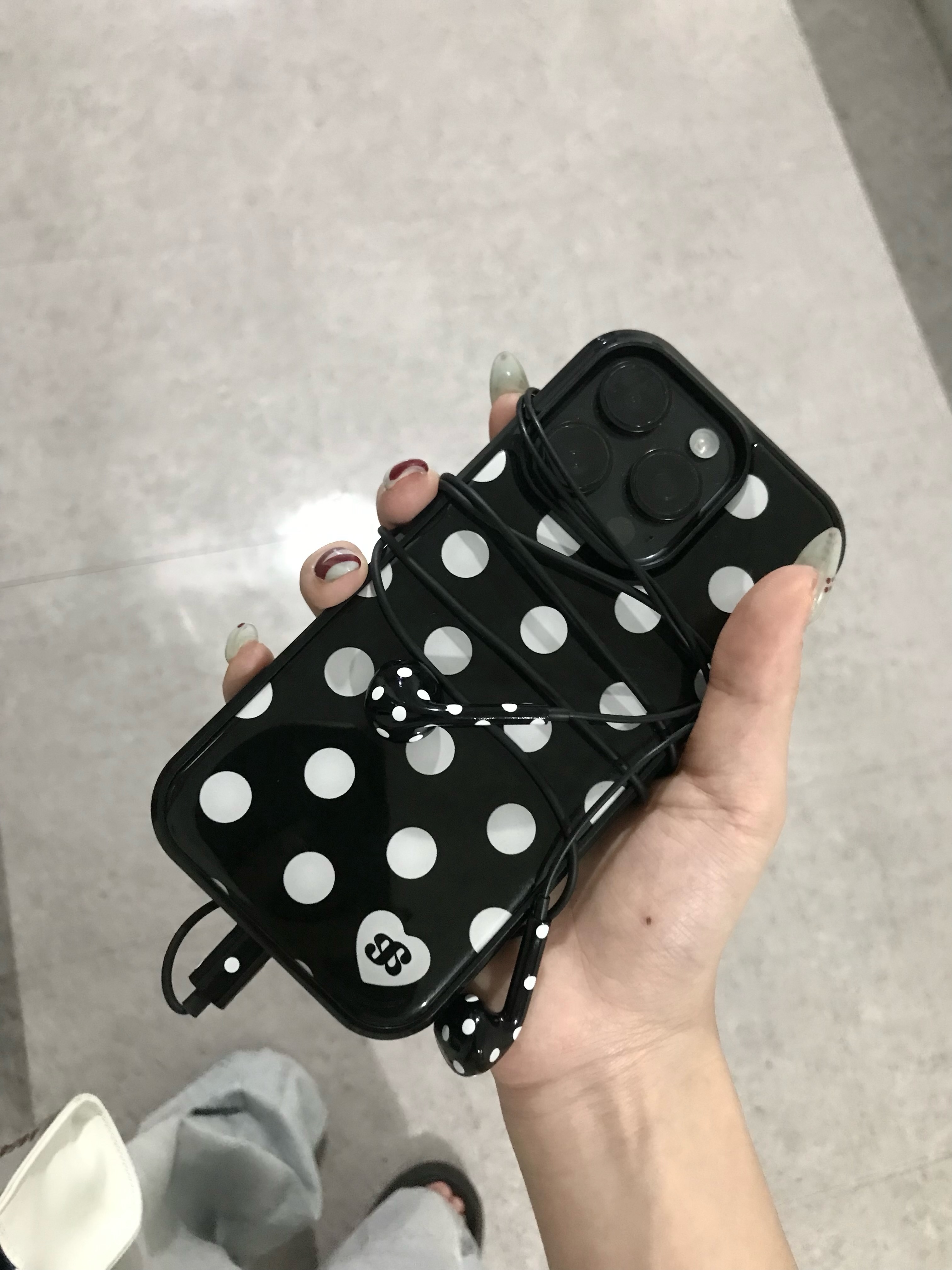 earpearp Black Pop Epoxy Bumper Case 착용 스타일 - 2