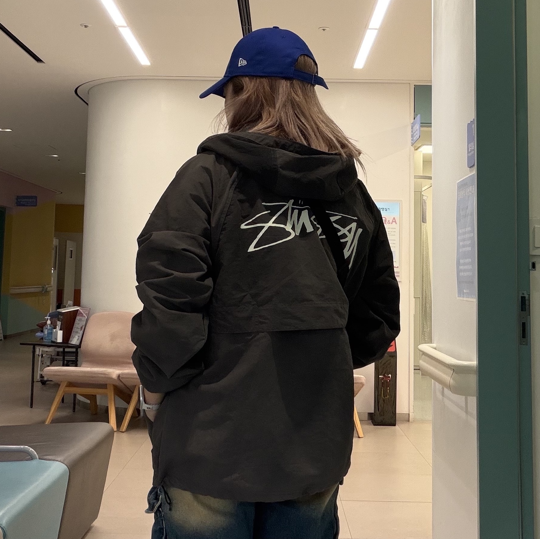 Stussy Wave Dye Beach Shell Jacket Black 착용 스타일 - 2