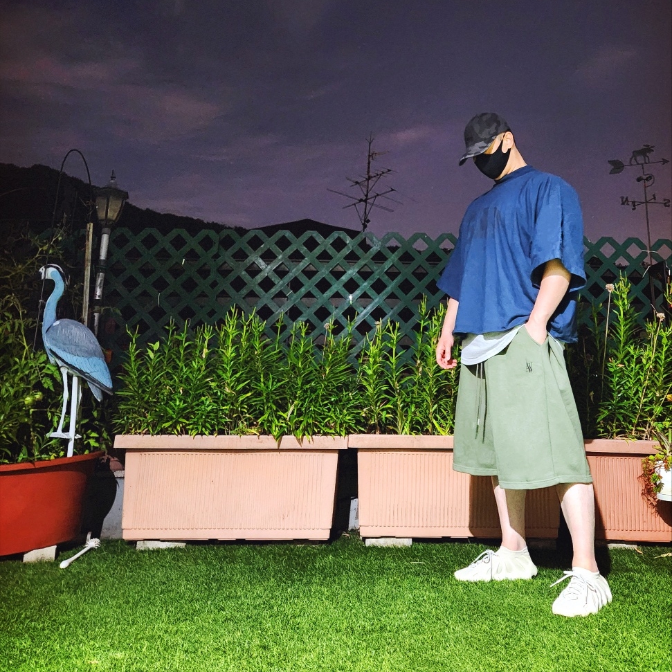 Yeezy Gap Engineered By Balenciaga Dove No Seam T-Shirt Dark Blue, Adidas Yeezy 450 Cloud White 착용 스타일 - 1