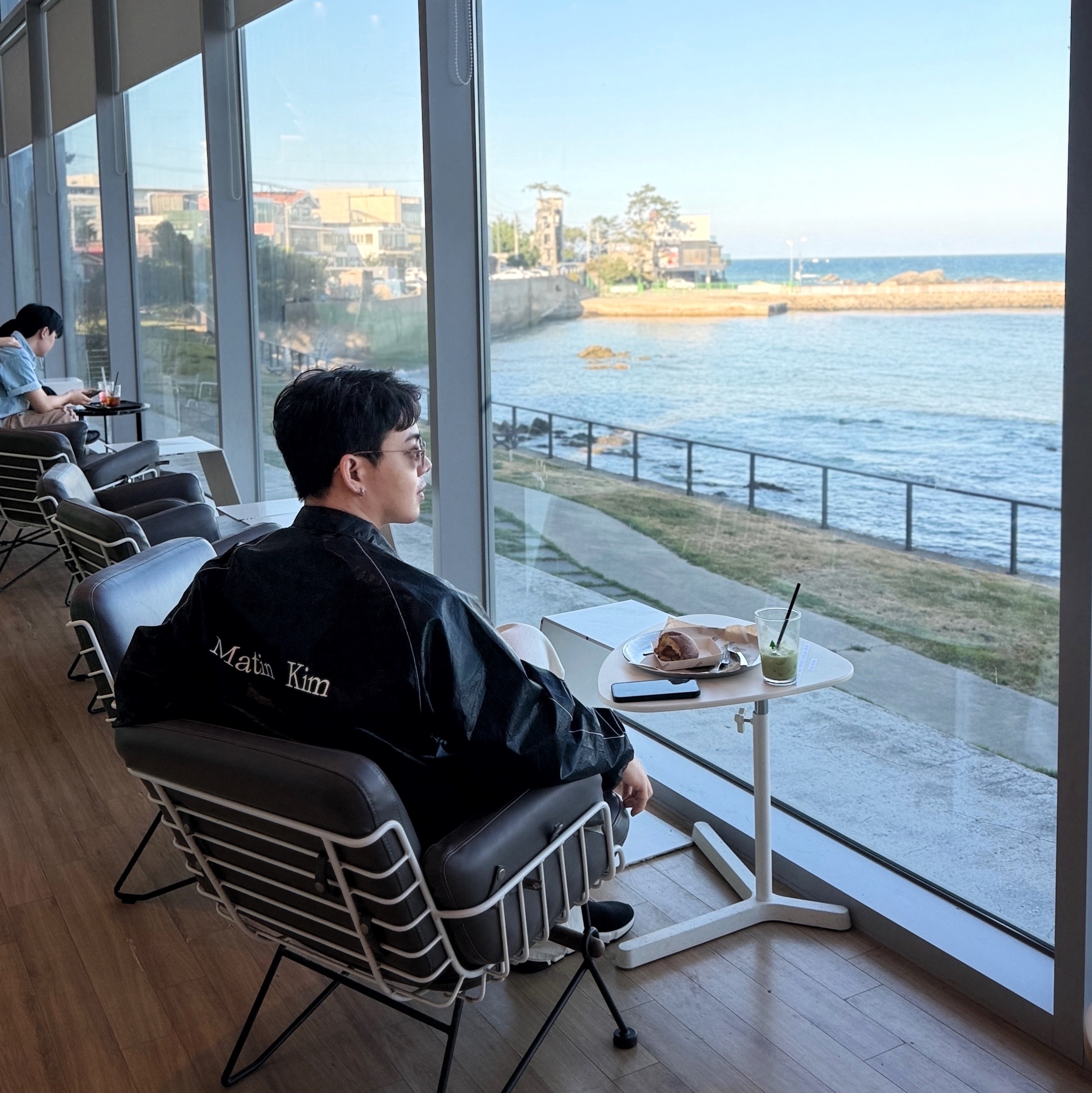 (W) Matin Kim Logo Coating Jumper Black, Balenciaga Speed Trainer Black White 2021/2022 착용 스타일 - 1